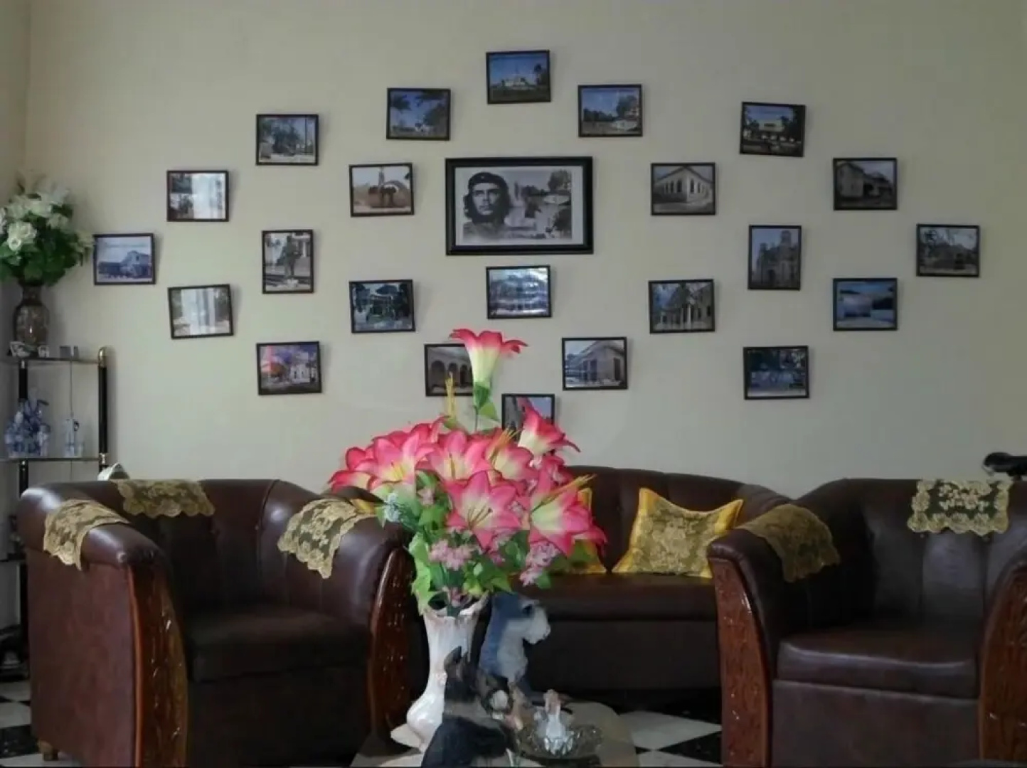 Adrianos Hostal