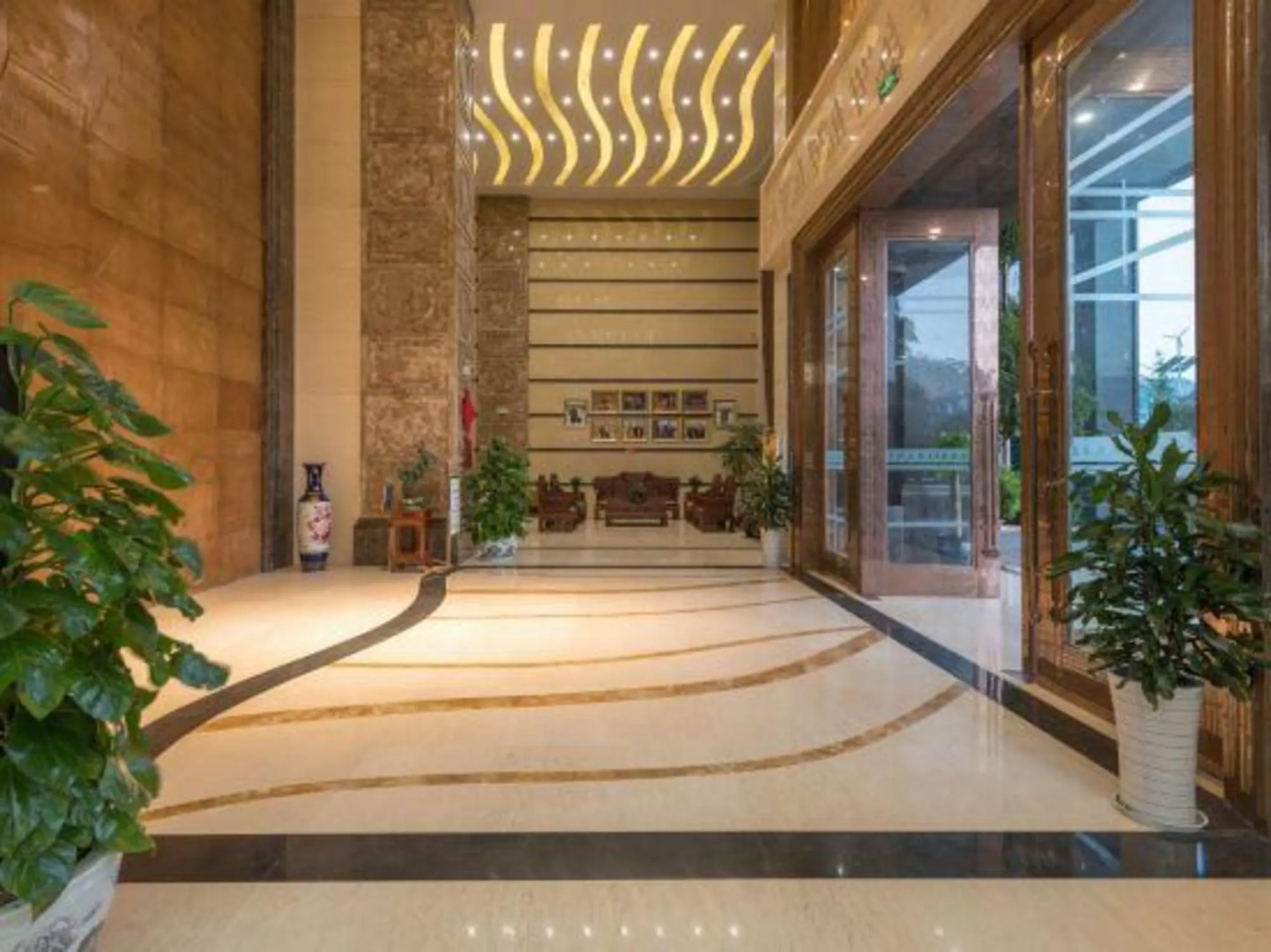 Golden Begonia Donggang Hotel Lincang