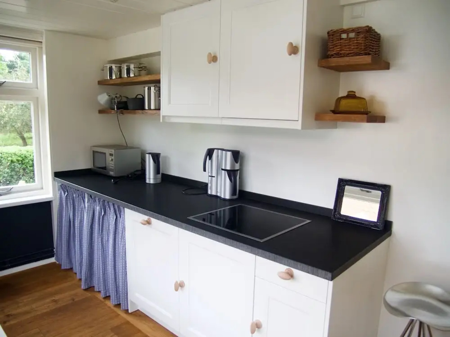 Charming 4-person Holiday Home in one of the Prettiest Spots of Ouddorp