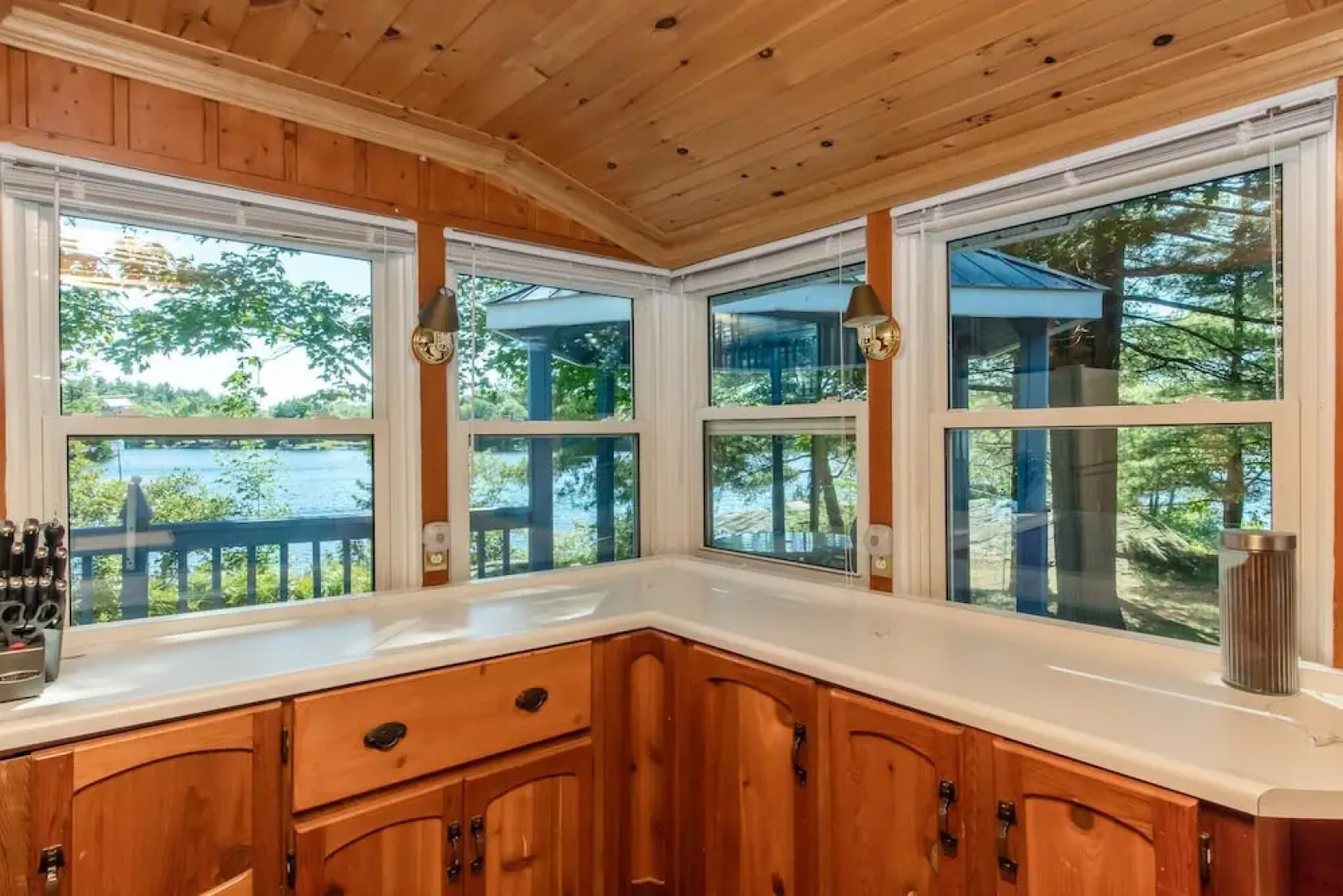 Magic on Little Go Home~3 bedroom cottage + guest cabin on 980 ft shore!