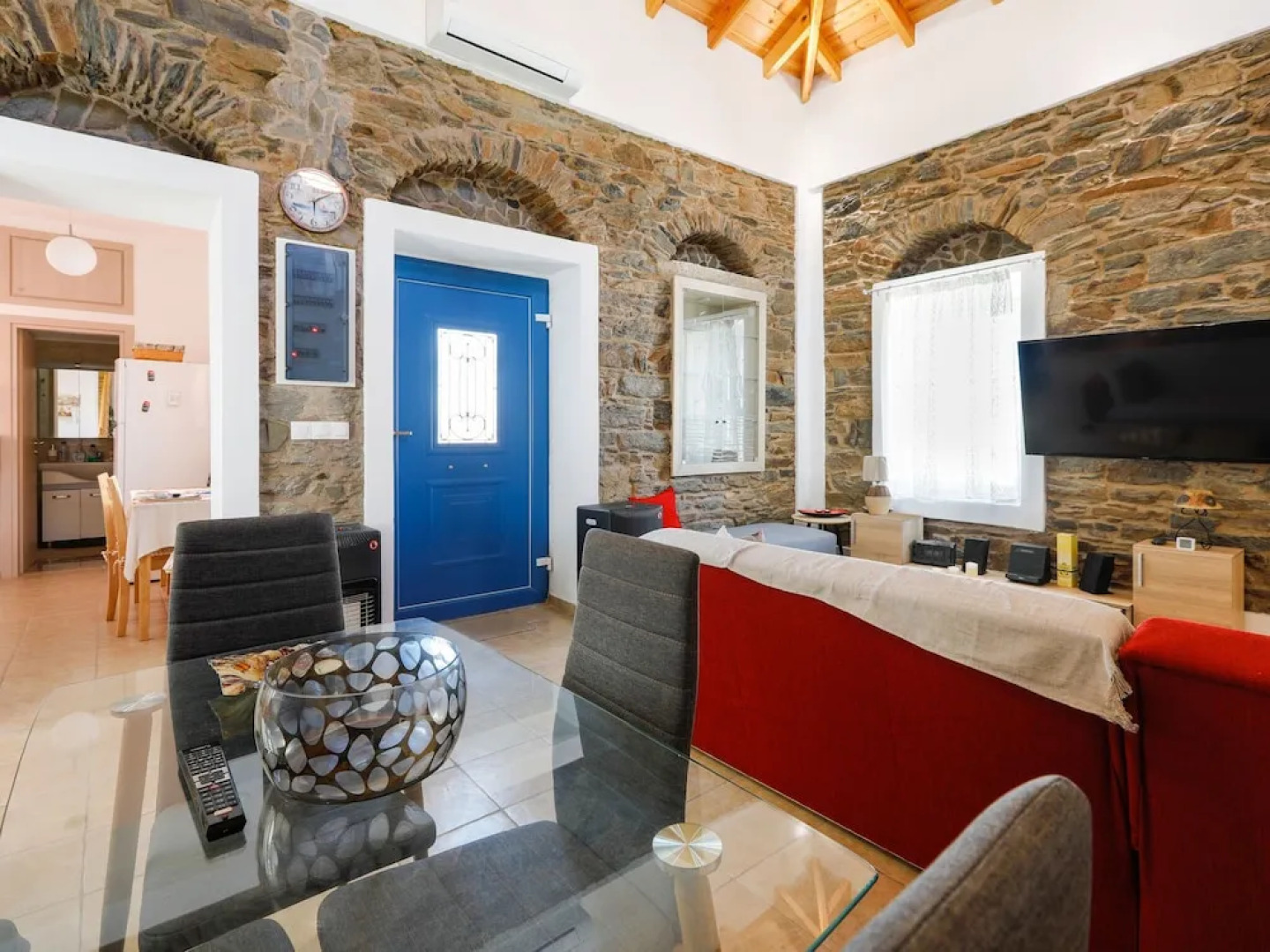 Simplistic Holiday Home in Oinousses with Balcony