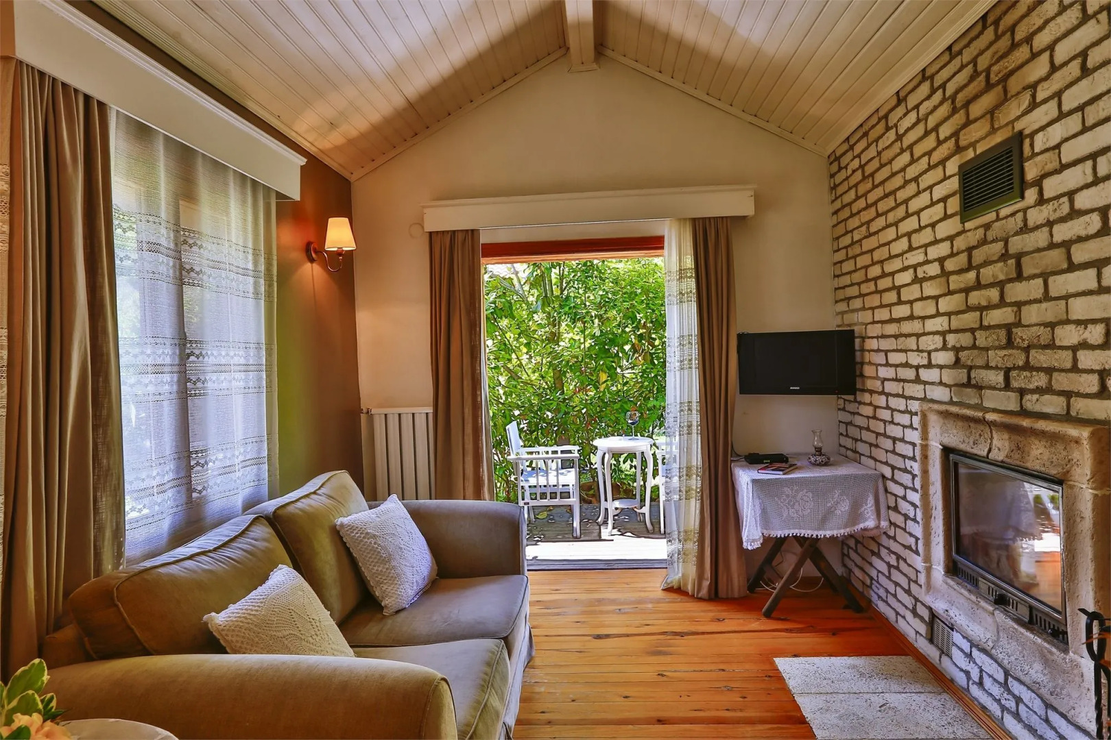 Tranquilla River Lodge - Adults Only