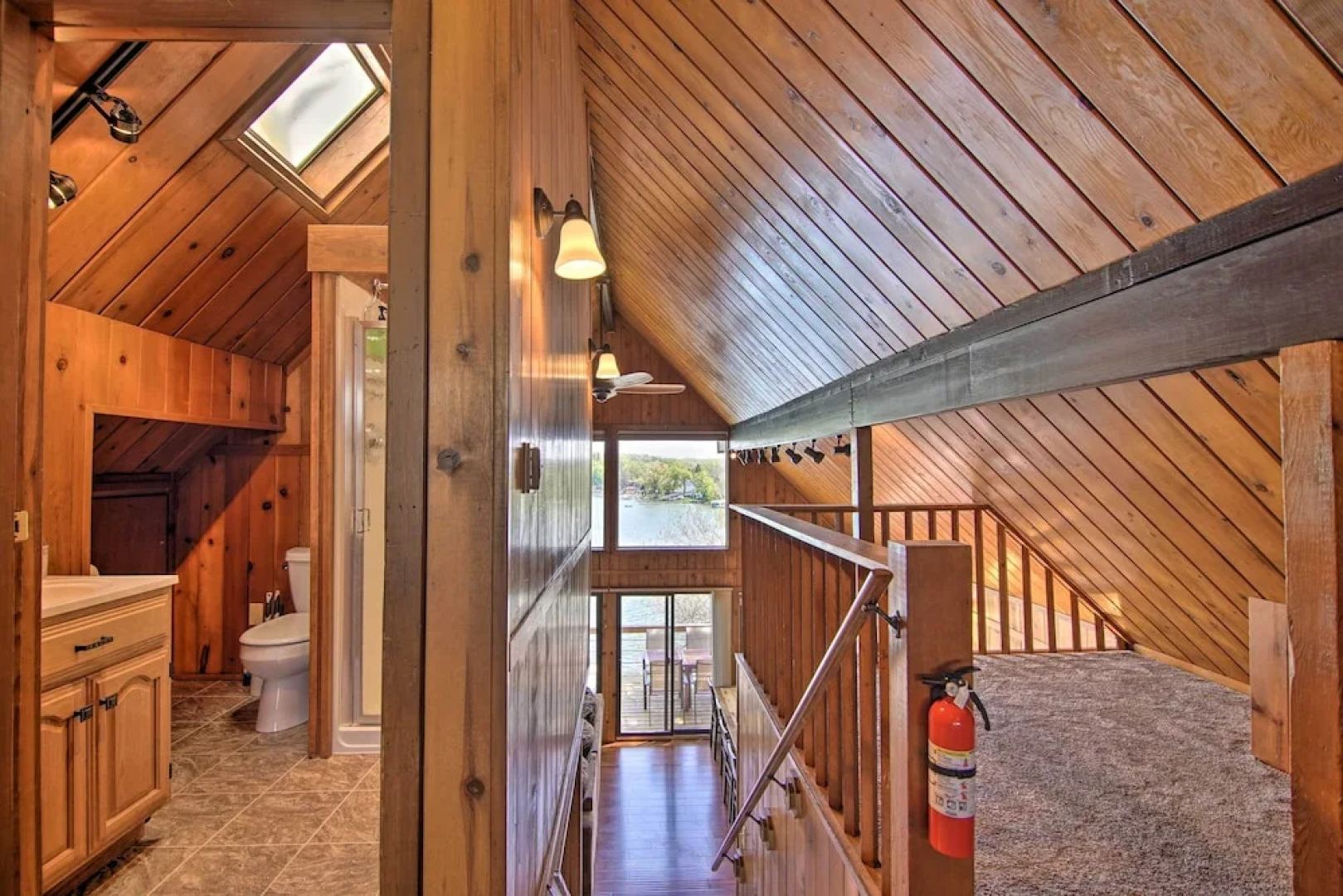 Serene Lakefront Escape: Boat Dock & Grill!