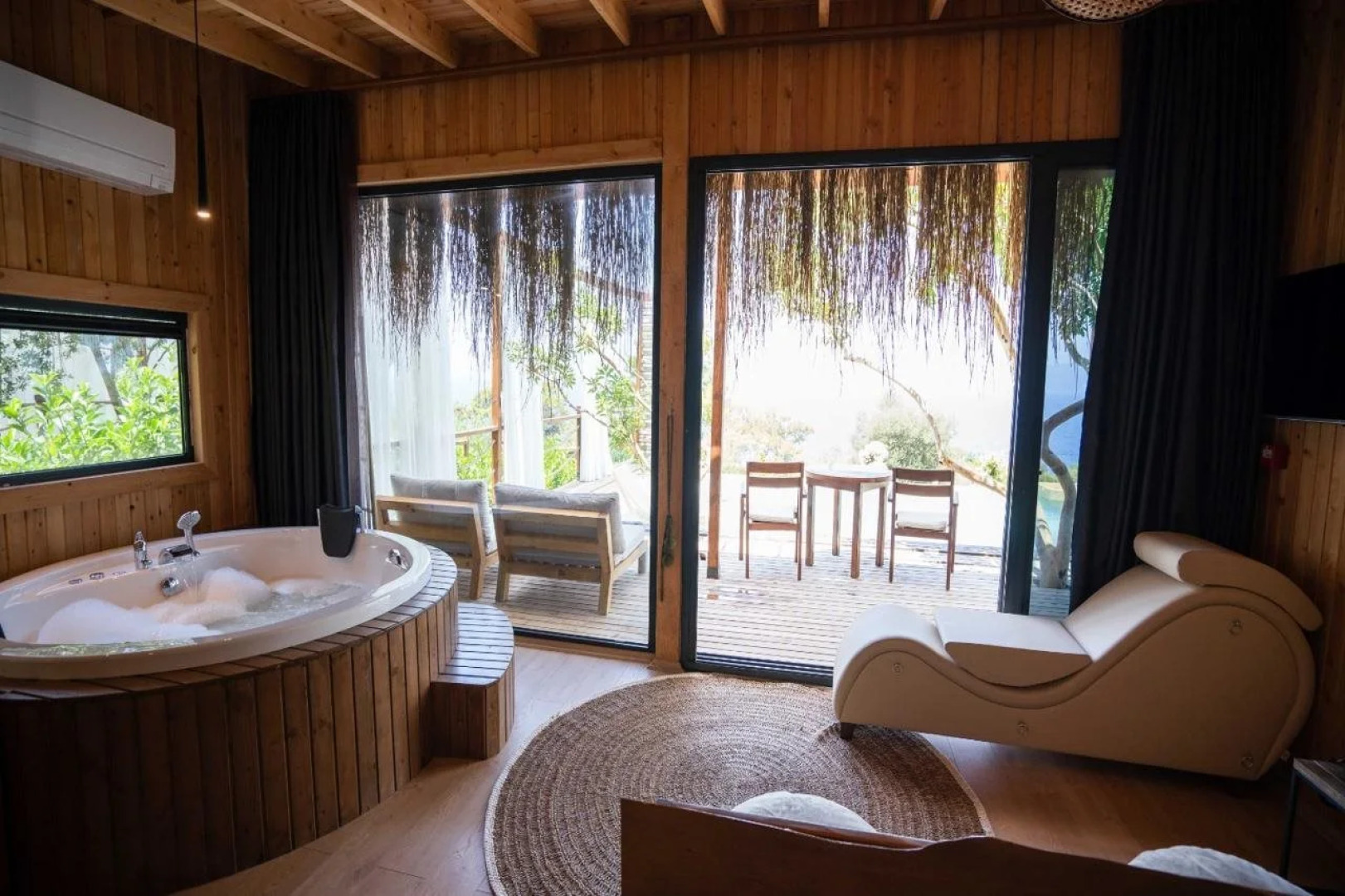 Lov Faralya (+16 Adults Only)