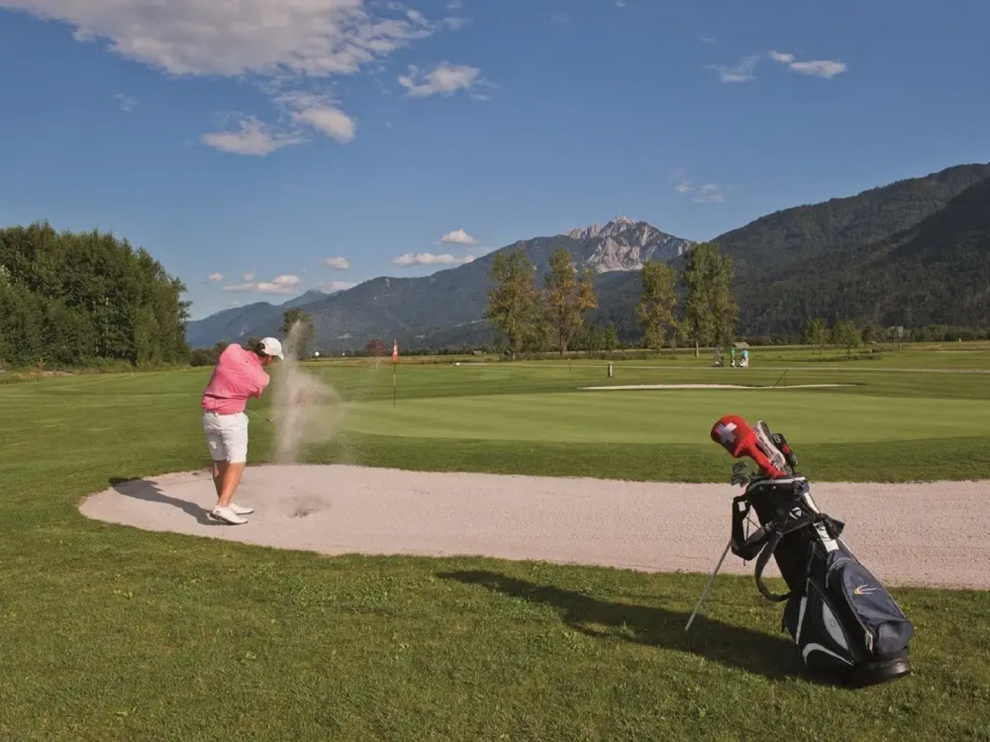 Apartment in a Wooded Area With Pool