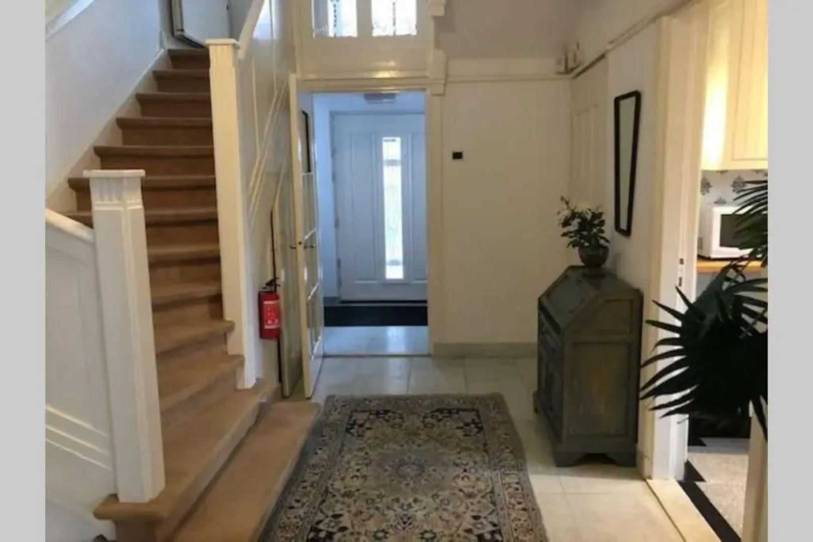 Vrijstaande rietgedekte villa nabij uitvalswegen