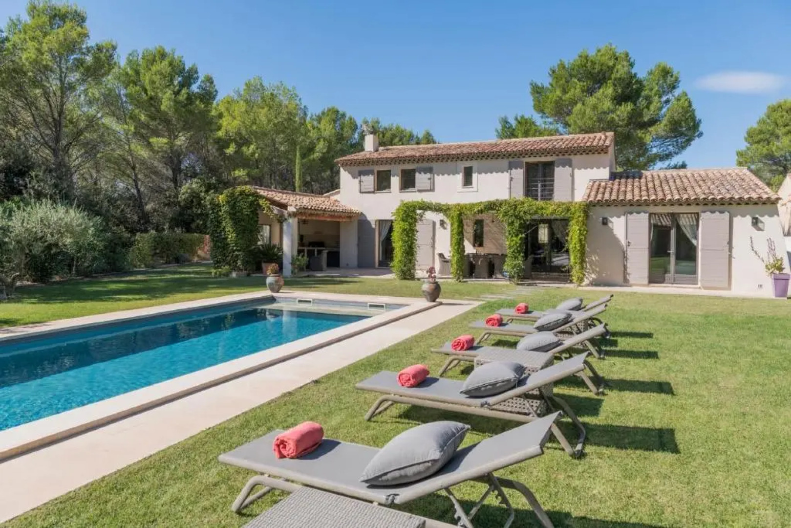 Bâtisse provençale avec piscine privée au coeur du Luberon et du village de Lourmarin, 10 personnes LS2-385 NOUVIAGE