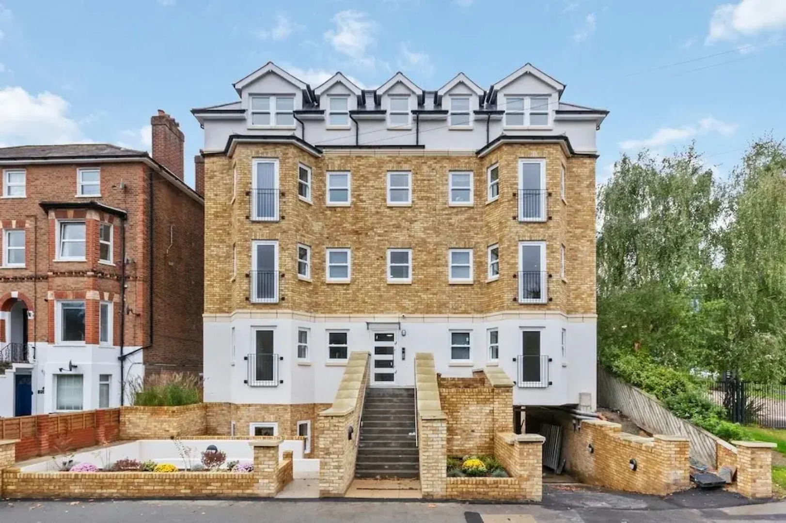 Deluxe 2-BR Saarb Apartment Leatherhead