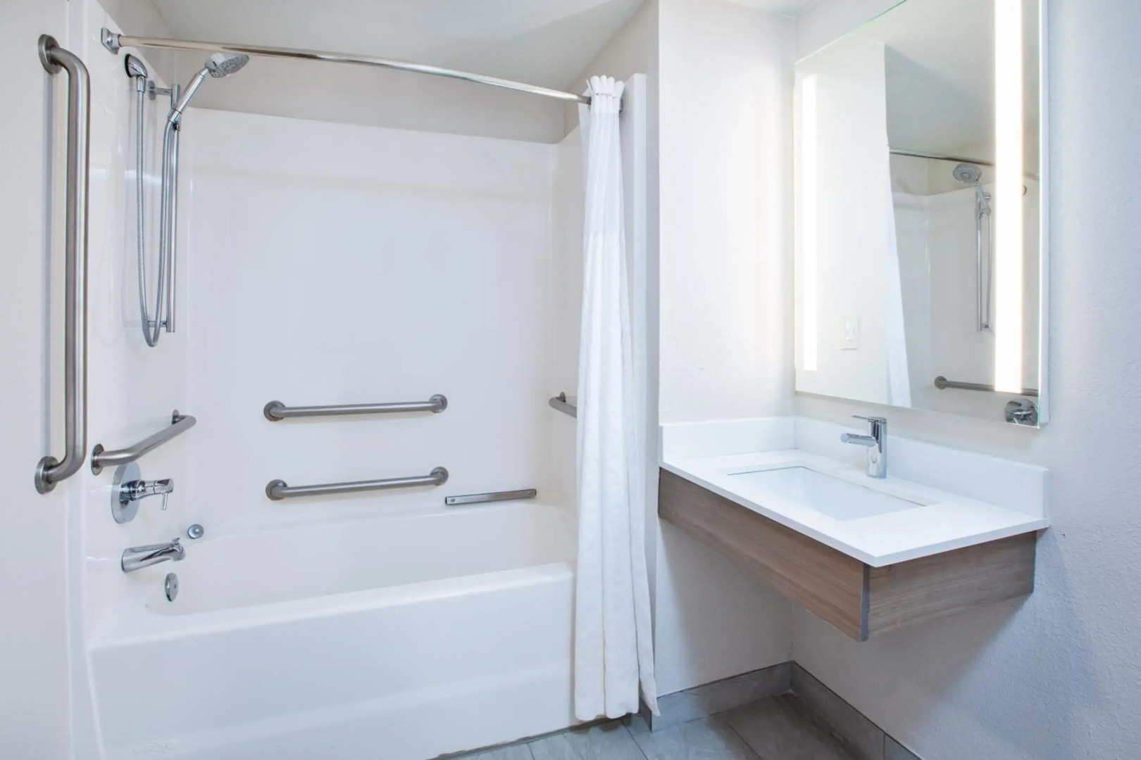 Holiday Inn Express & Suites Milwaukee Nw Park Place by IHG