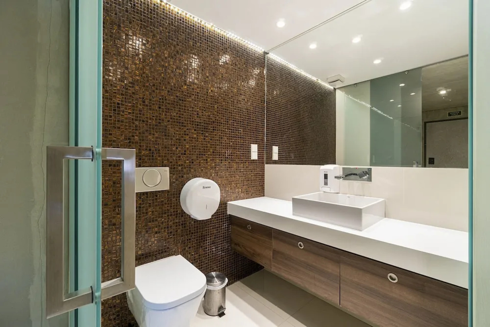 N1 Hostel Apartments & Suites