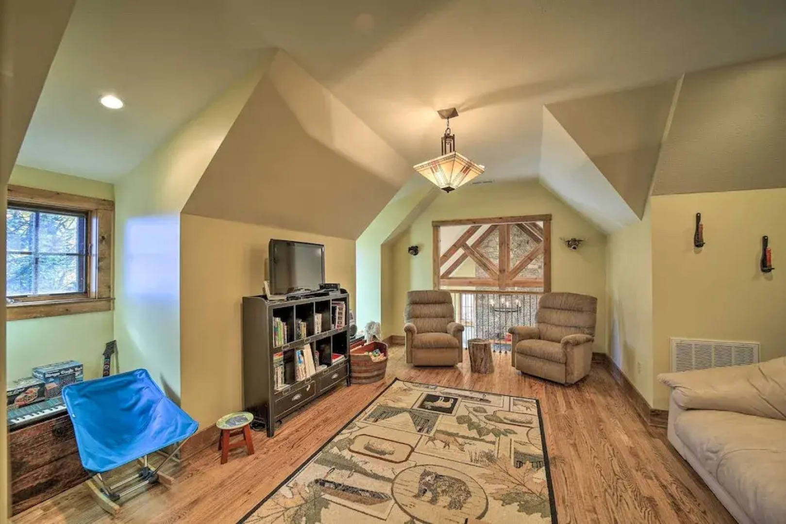 Luxe Lodge Near Smoky Mountains: Views & Hot Tub!