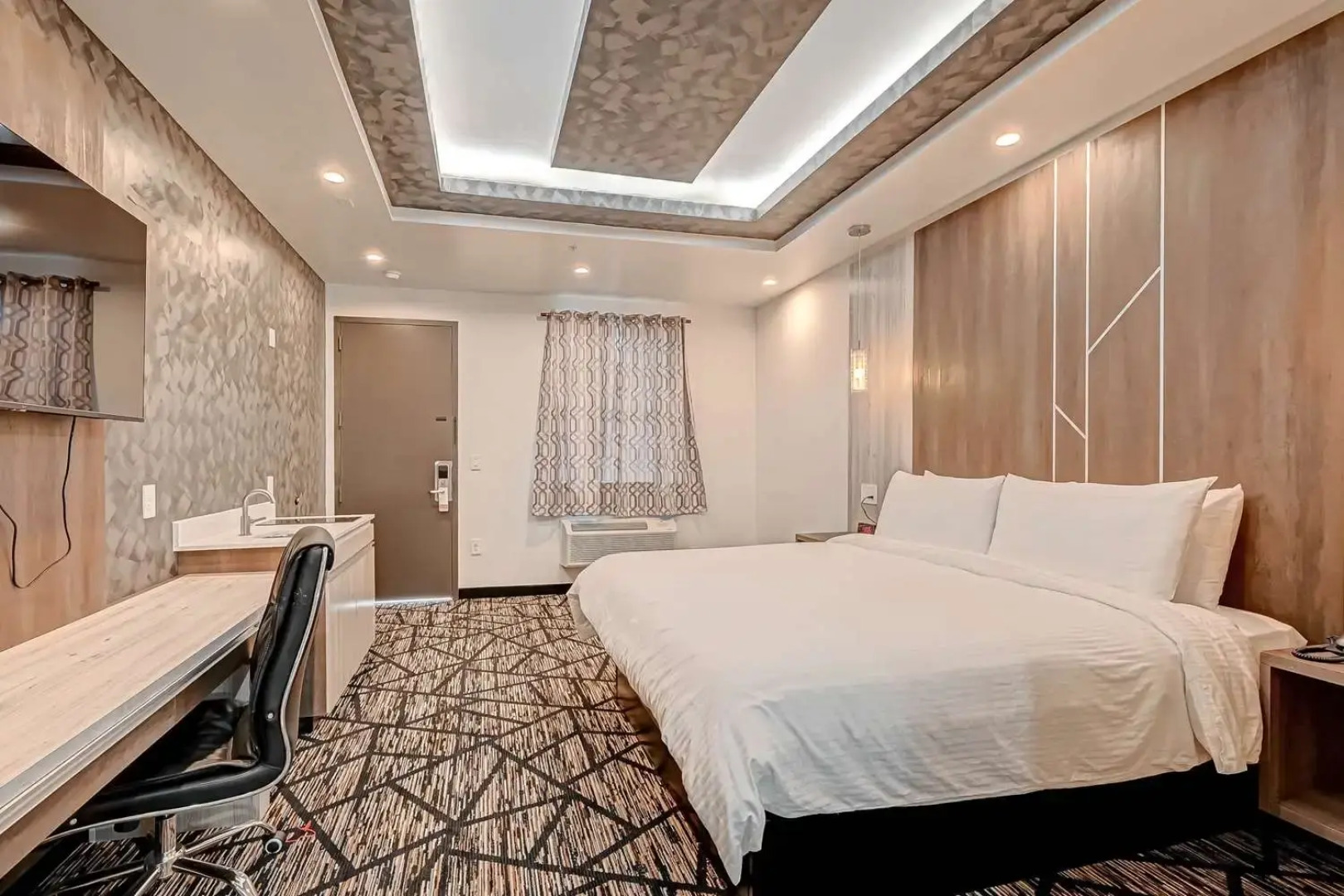 Comfeeni Inn and Suites