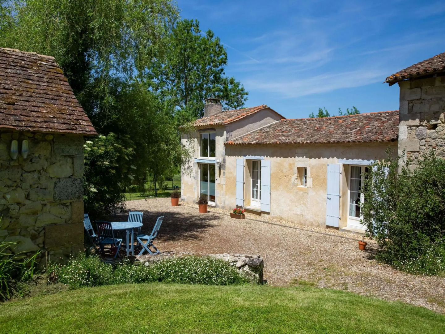 Tranquil Home in Saint-Martin-de-Gurson, 15min from Saint Emilion's vineyard