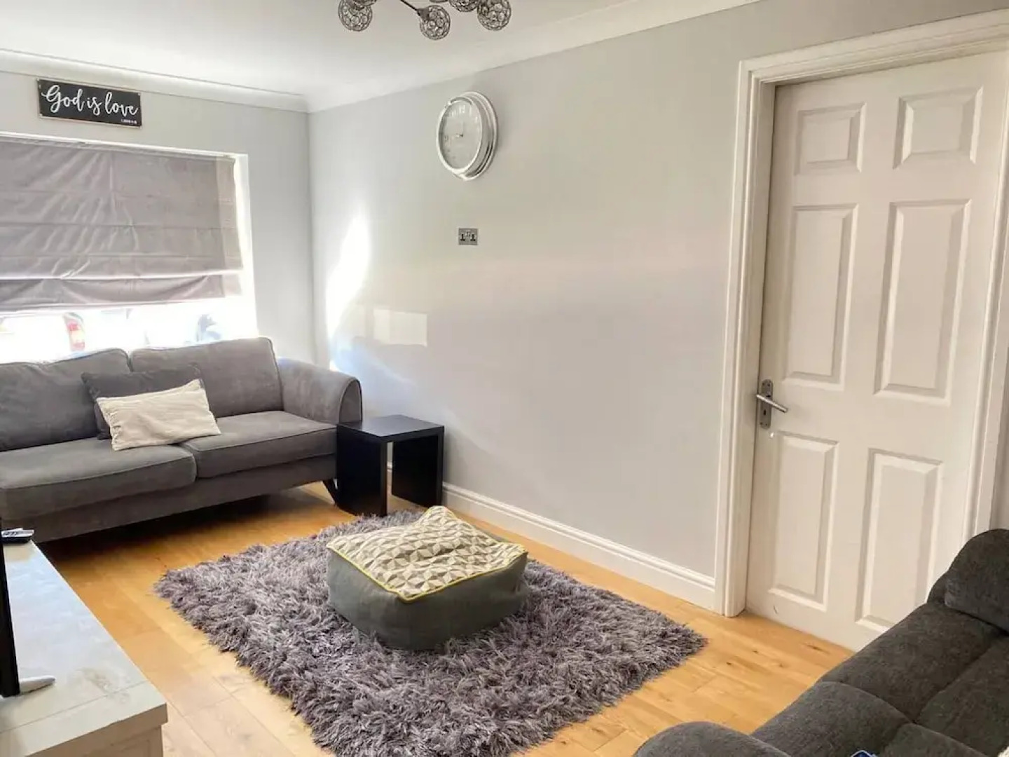 4-bed House With Private Garden in Barnsley!