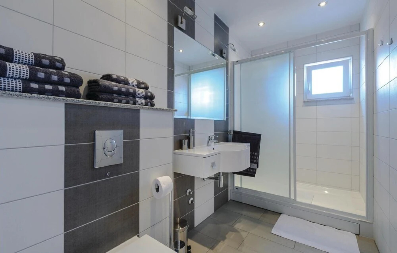 Nice Home in Sreser with Hot Tub, Sauna & WiFi