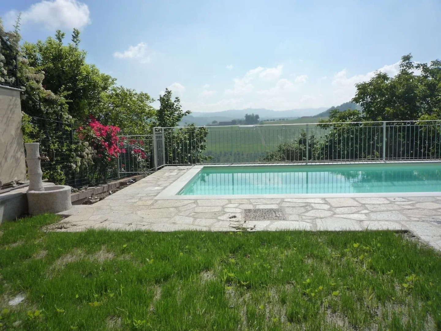 The Vigna del Parroco 2 is a House With two Apartments Located in Serralunga