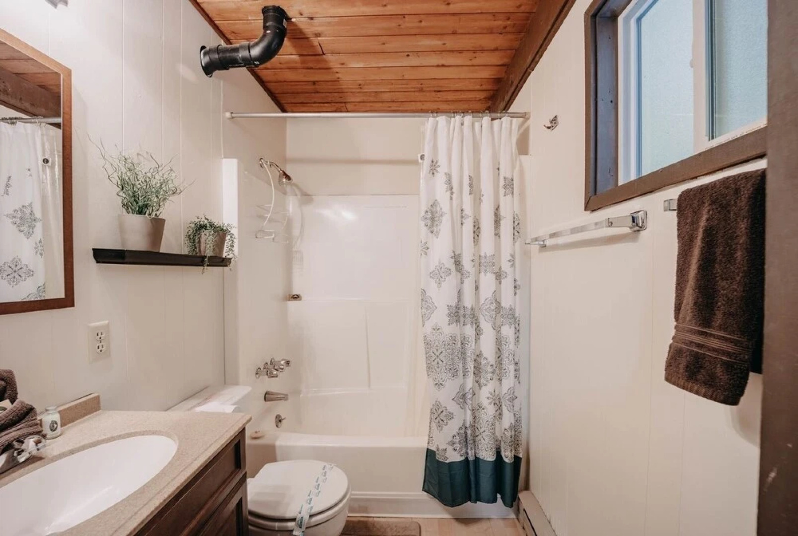 63mbr - Hot Tub - Bbq - Pets Ok - Wifi - Sleeps 6 2 Bedroom Home by RedAwning