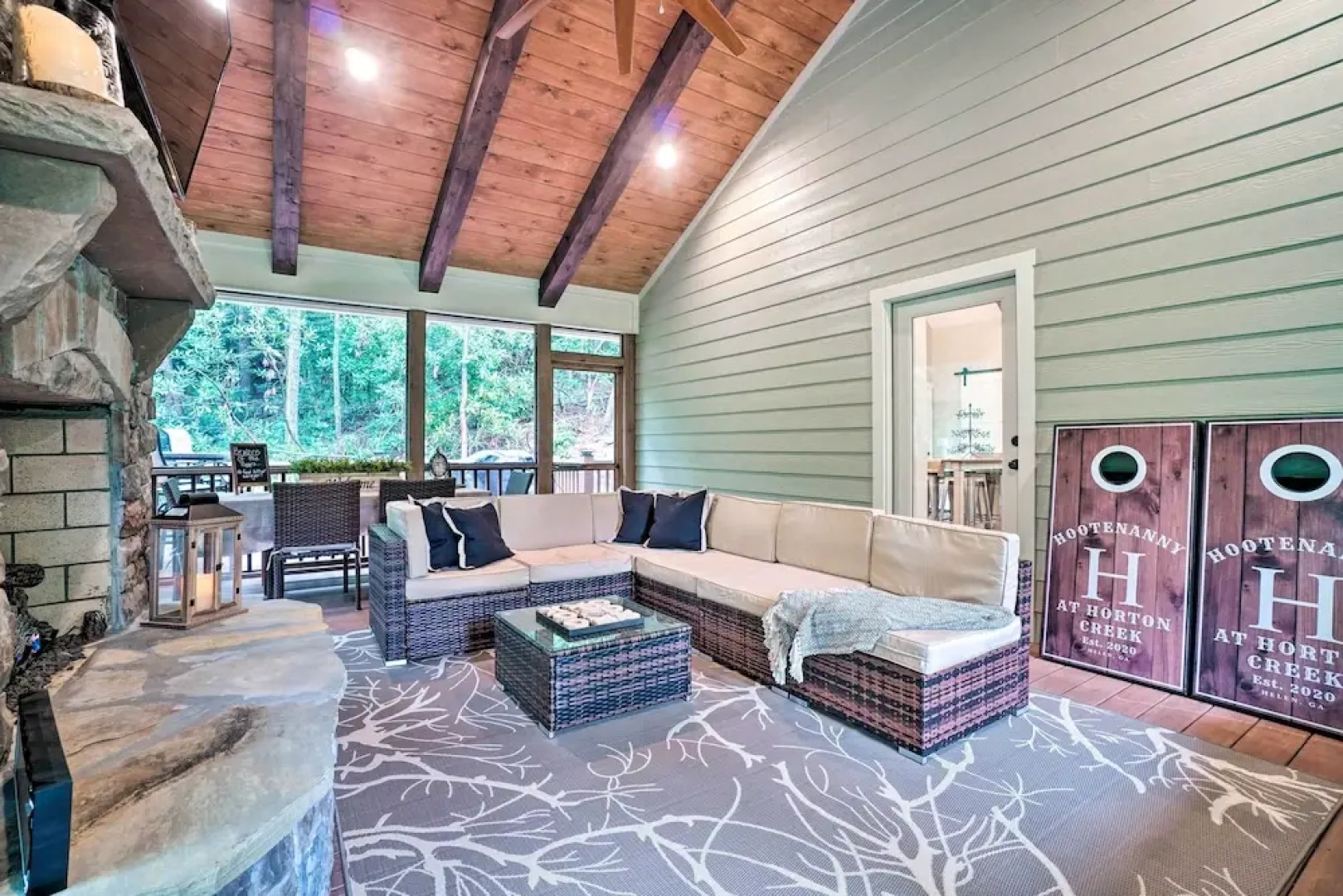 Hootenanny at Horton Creek: Creekside Escape!