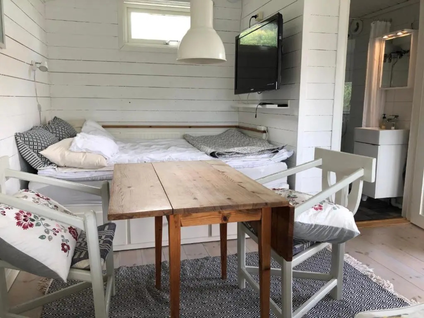 Två gästhus vid hav och strand