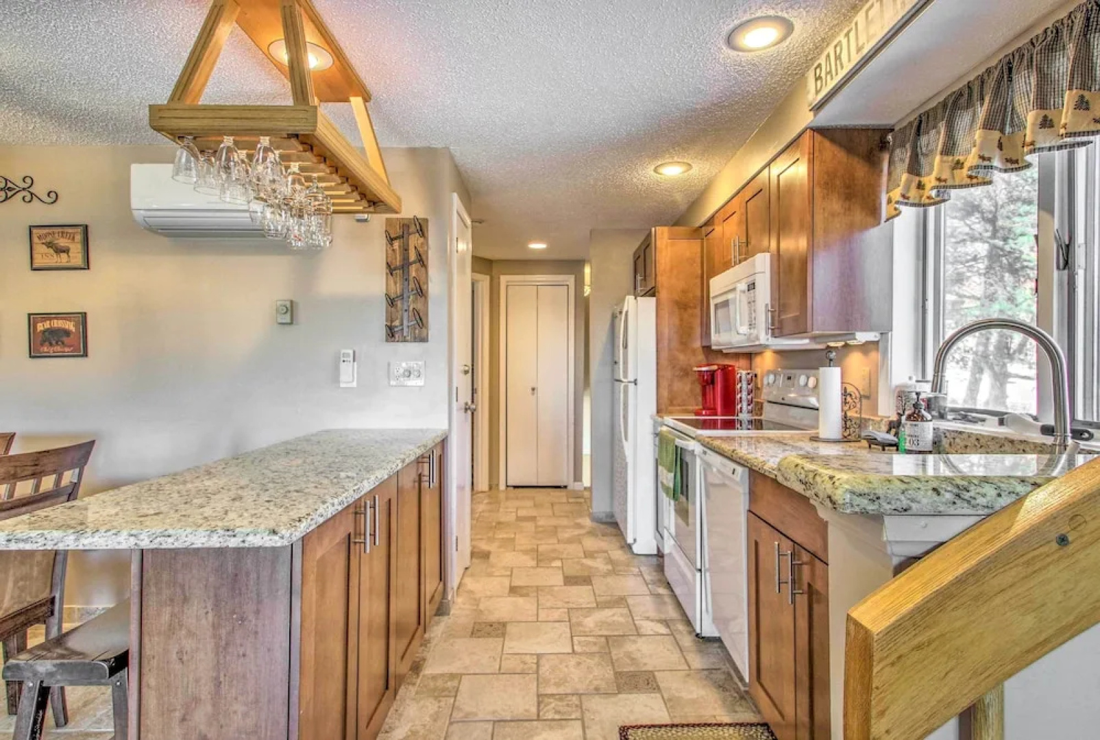 Ski Condo w/ Pool, Close to Story Land & Attitash!