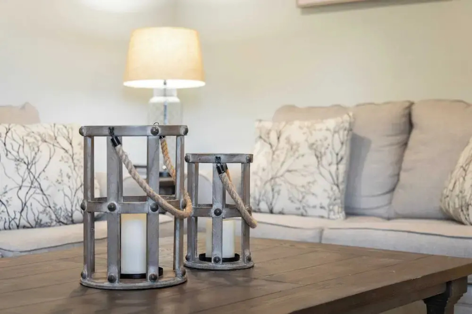 Walk to Beach Pool, Hot Tub, Private Patio, Parking Seabreeze Retreat