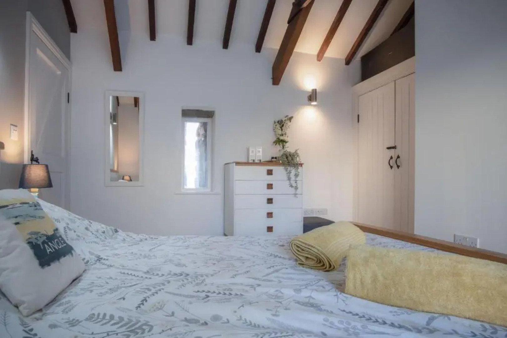 The Old Stables - 3 Bedroom Cottage - Angle