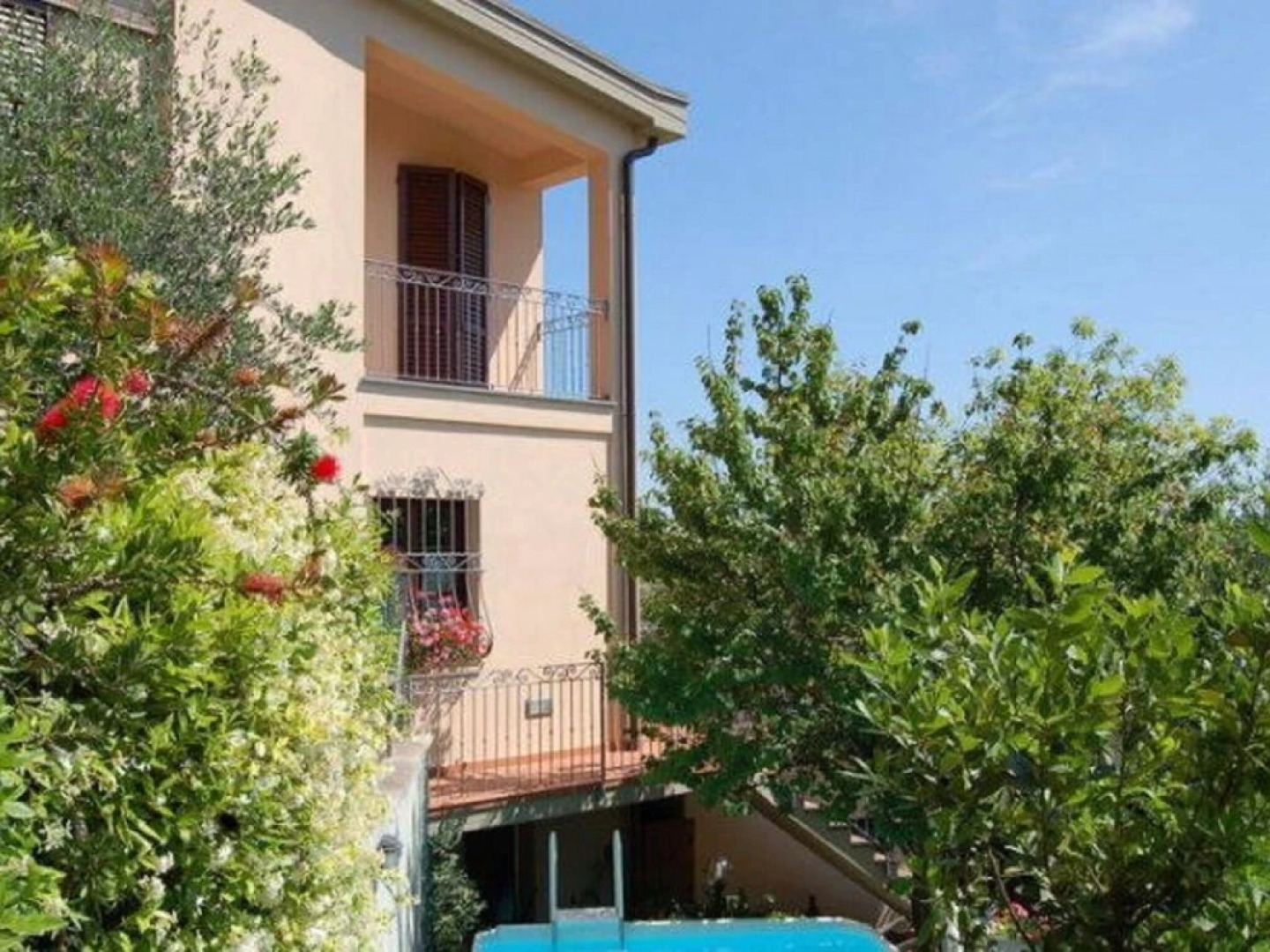 Cozy Holiday Home with a Jacuzzi in Montopoli