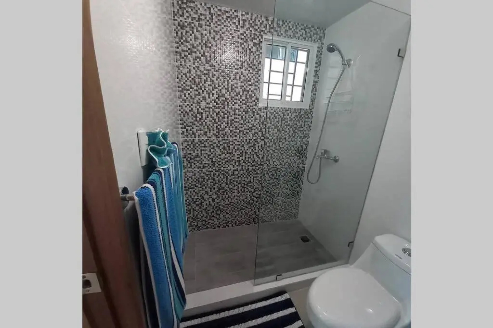 Confortable apartamento de 3 tres habitaciones, con hermosa vista de area verde, ademas de piscinas y juegos infantiles en area recreativa