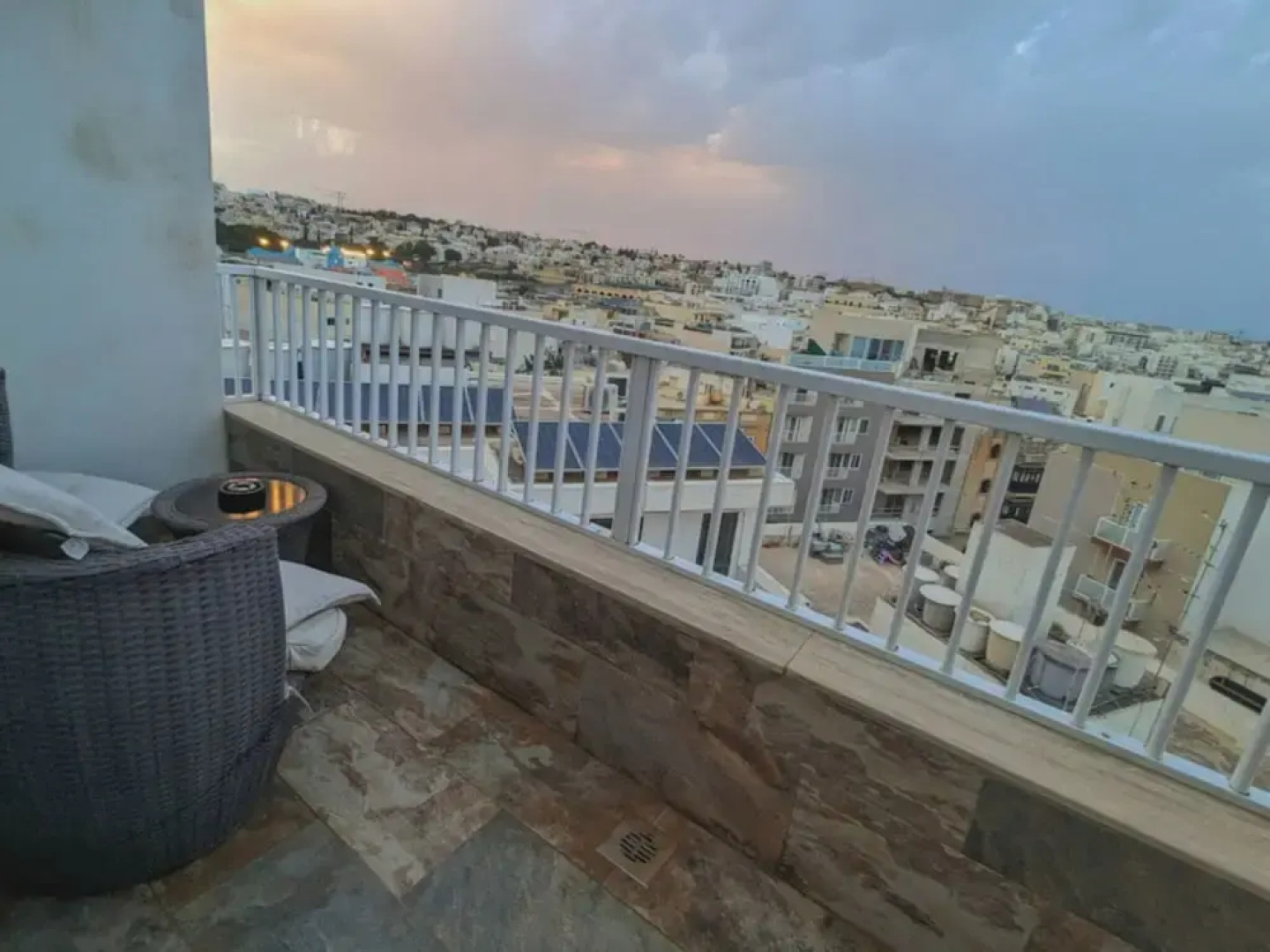 Modern 3 Bedroom Penthouse With Rooftop Views