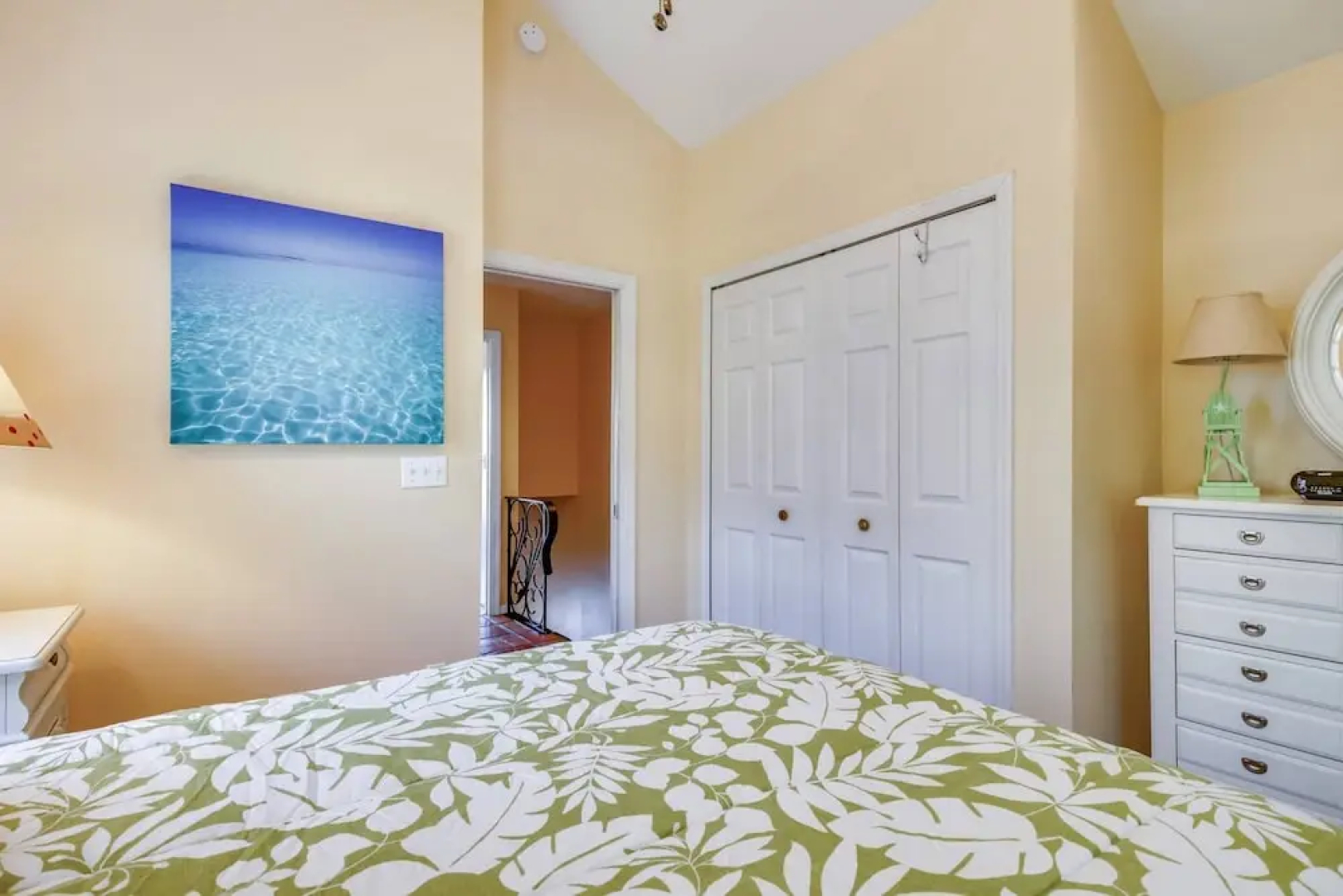 Cottage by the Pool by Avantstay w/ Balcony, BBQ & Shared Pool! Month Long Stays Only