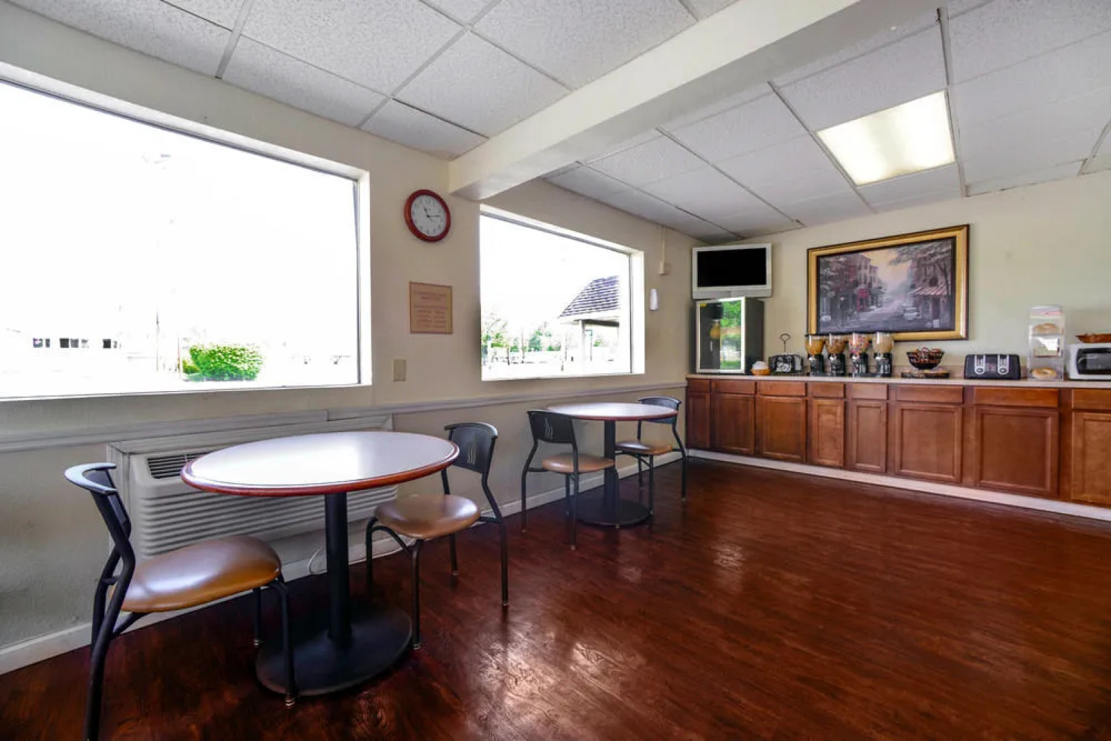 Econo Lodge Inn & Suites