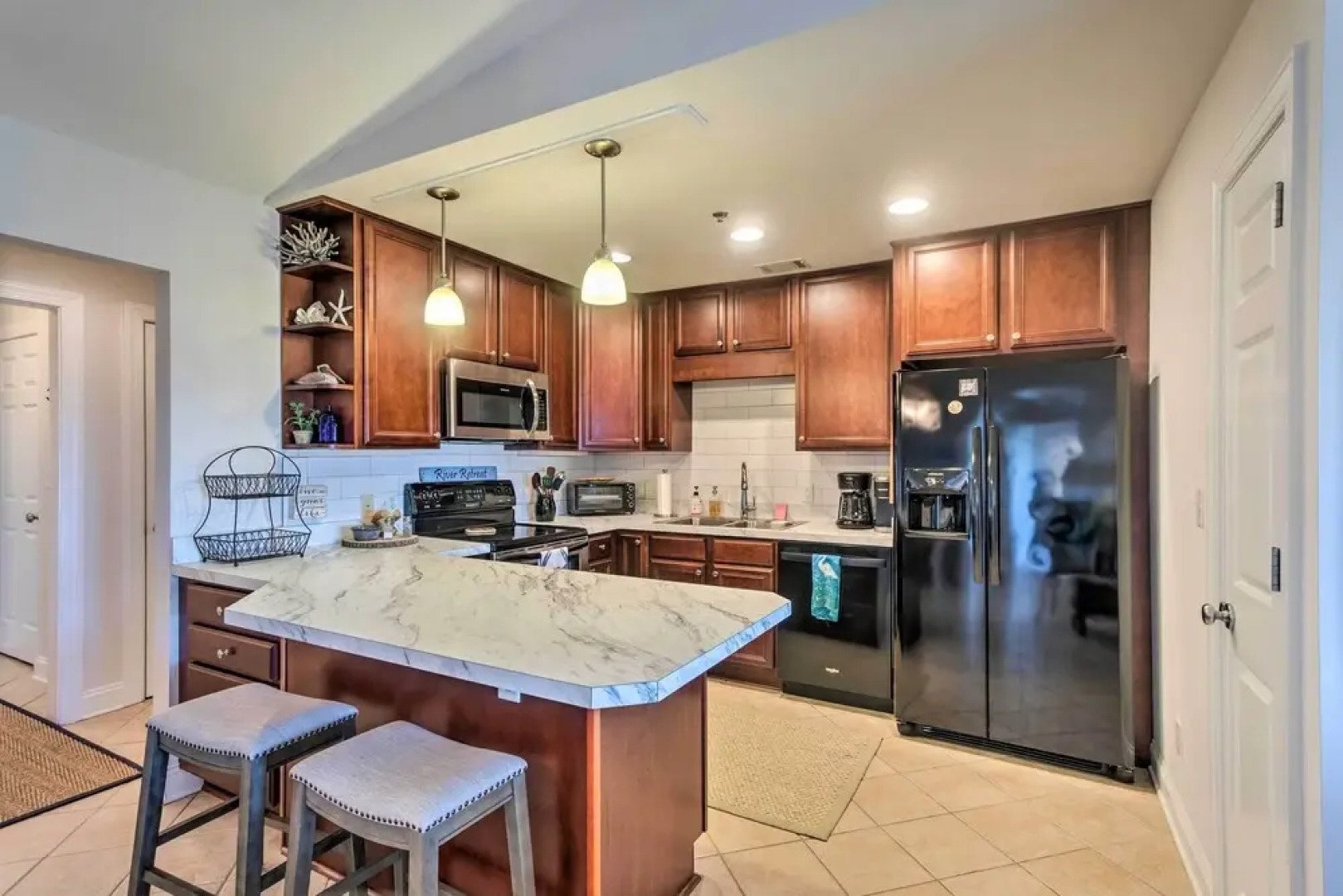 3rd-floor Riverfront Condo: Walk to Downtown Eats!