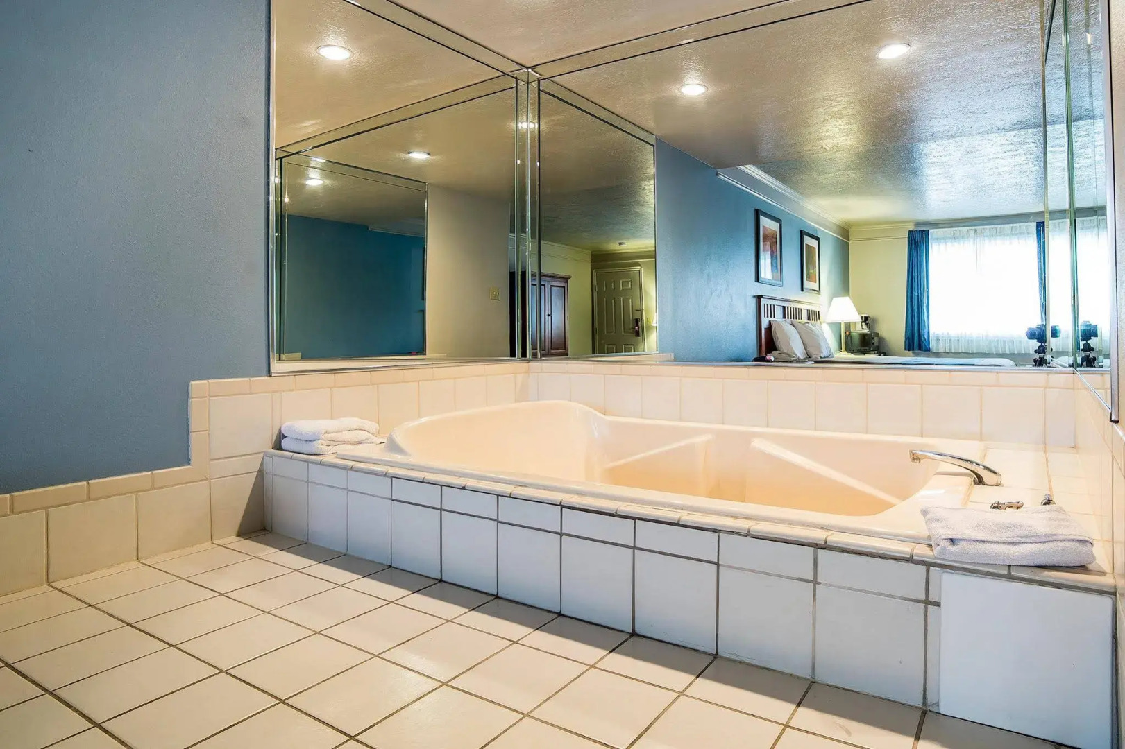 Econo Lodge Inn & Suites