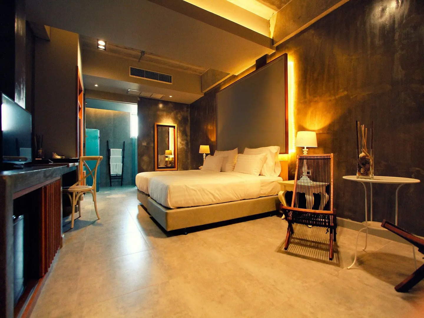 Kroque Boutique & Bistro