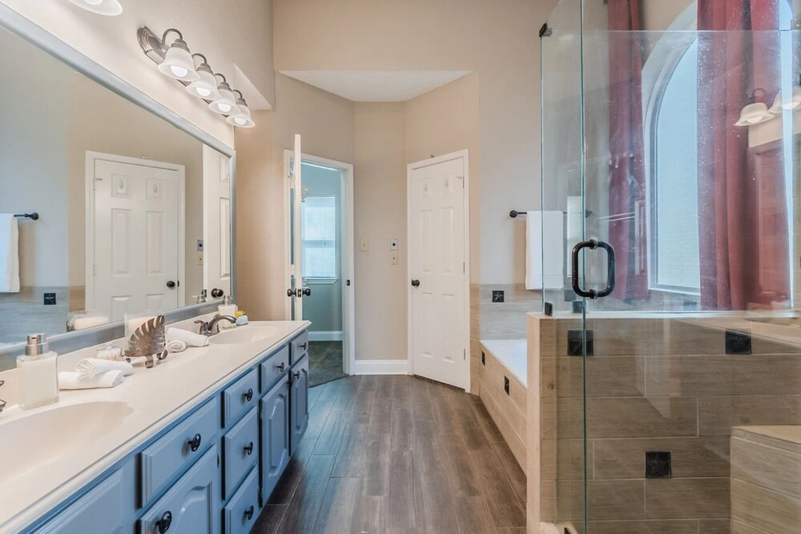 5 Bedroom Spacious Getaway, 2 Game Rooms, Hot Tub by Redawning