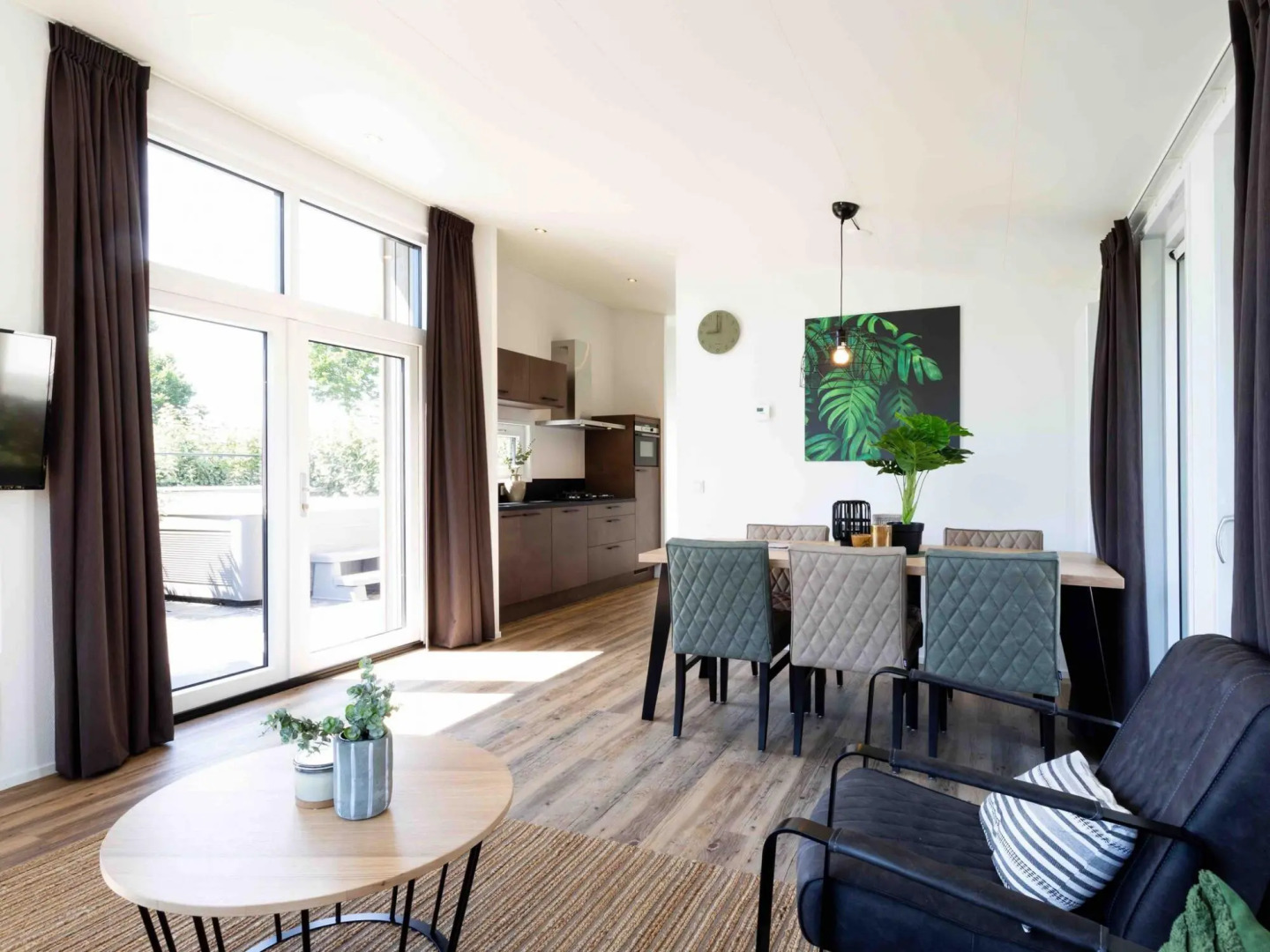 Luxury chalet with outdoor sauna and spa, on a holiday park, Den Bosch at 22 km.
