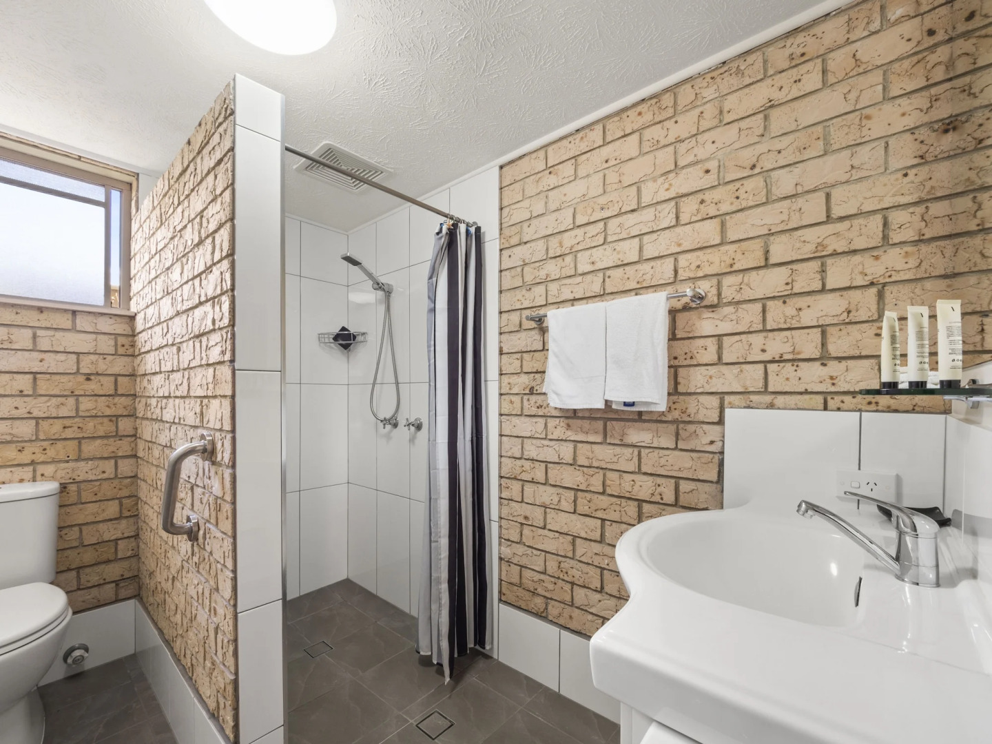 Kennedy Drive Boutique Motel - Close To City Centre & Airport