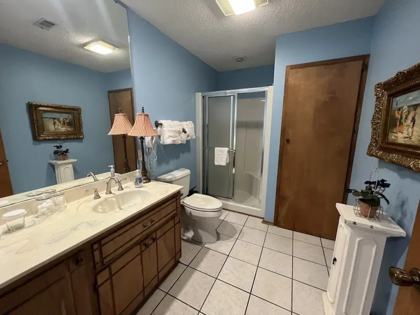 Forest view, log-sided two bedroom, two bath condo on Lake Ouachita. by RedAwning