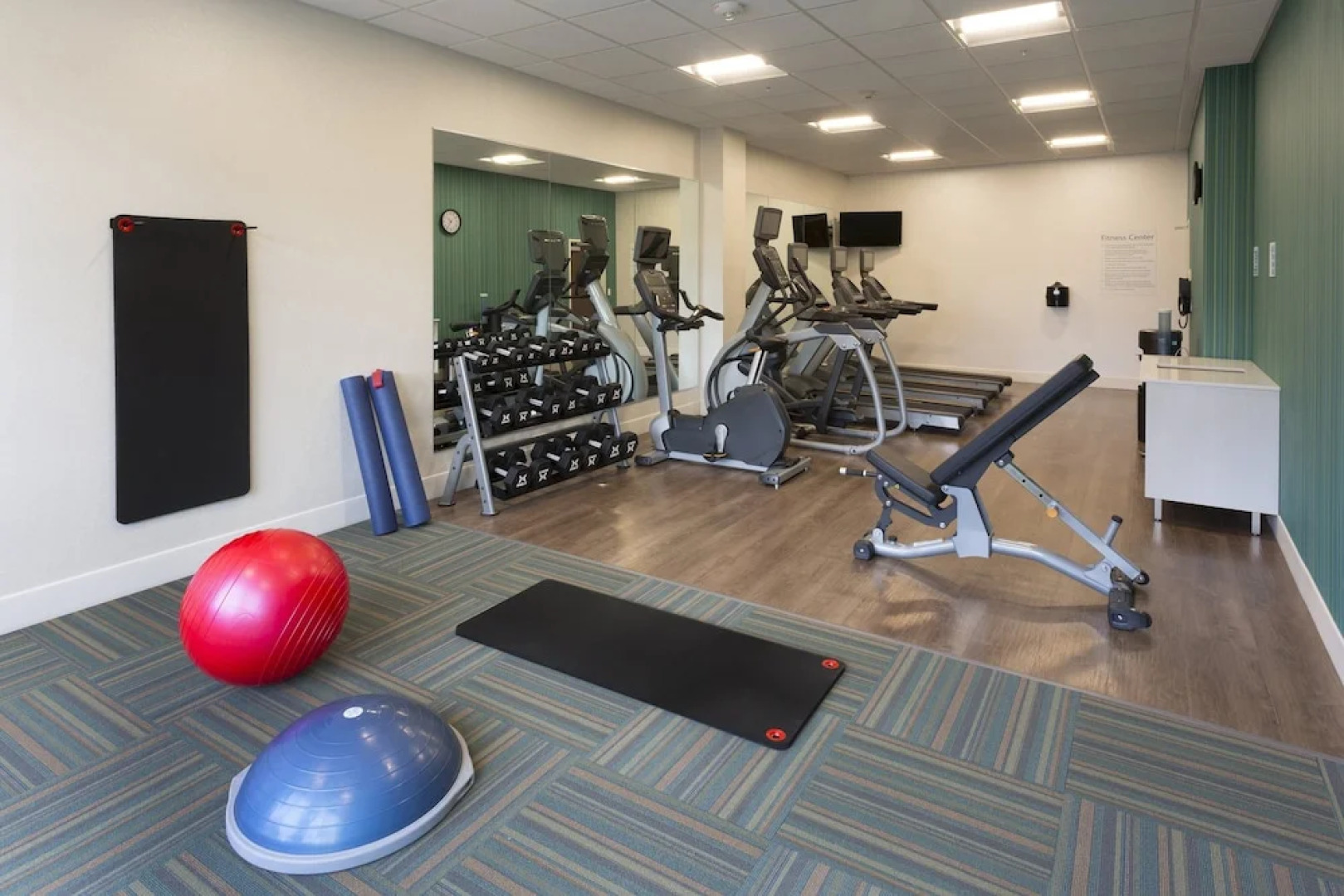 Holiday Inn Express & Suites Seattle South - Tukwila, an IHG Hotel