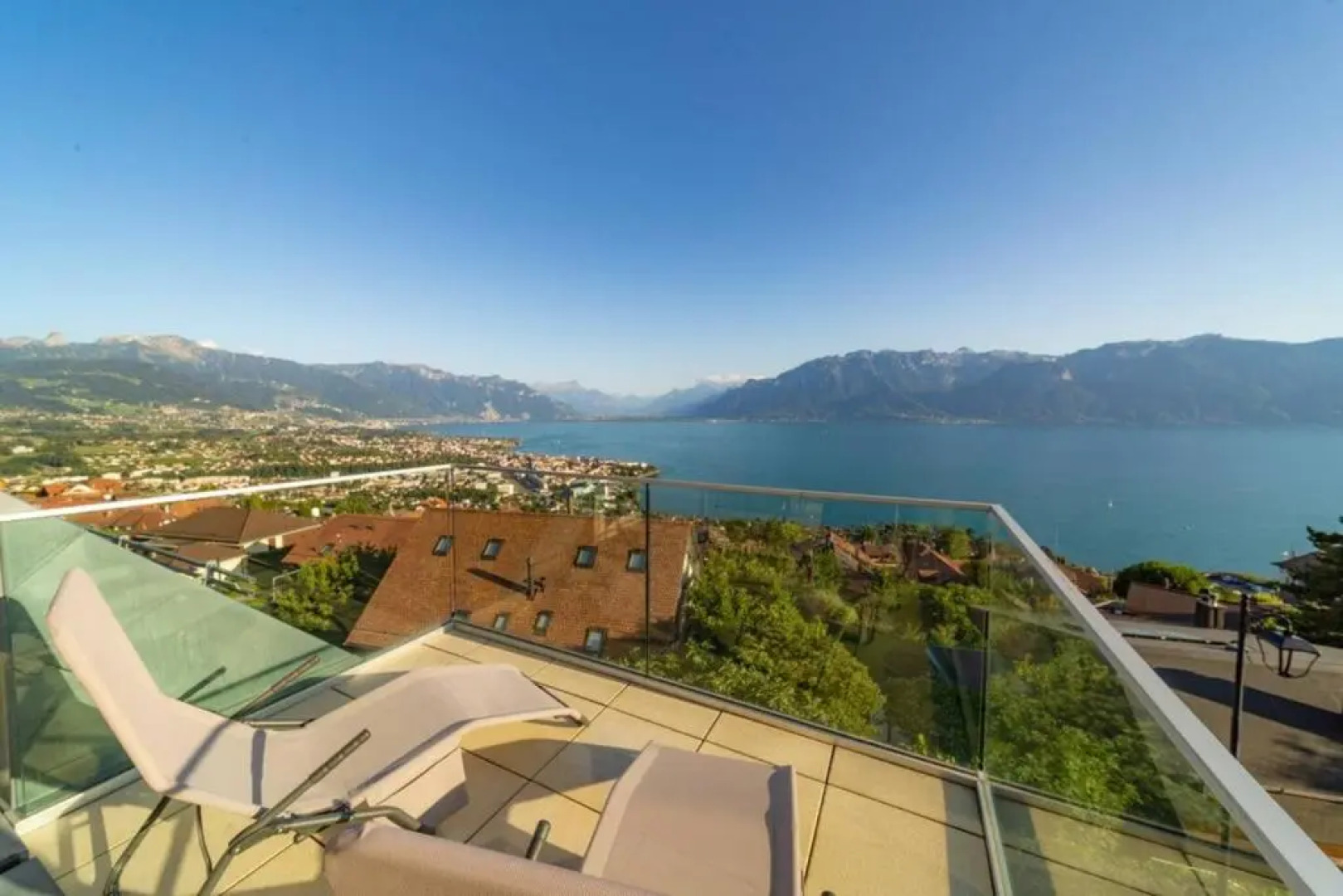 Modern 4BD Duplex in Chardonne with Lake View by GuestLee
