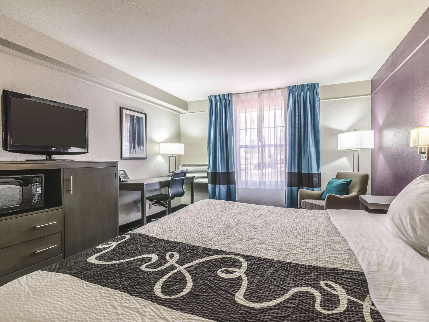 La Quinta Inn & Suites by Wyndham Kansas City Airport