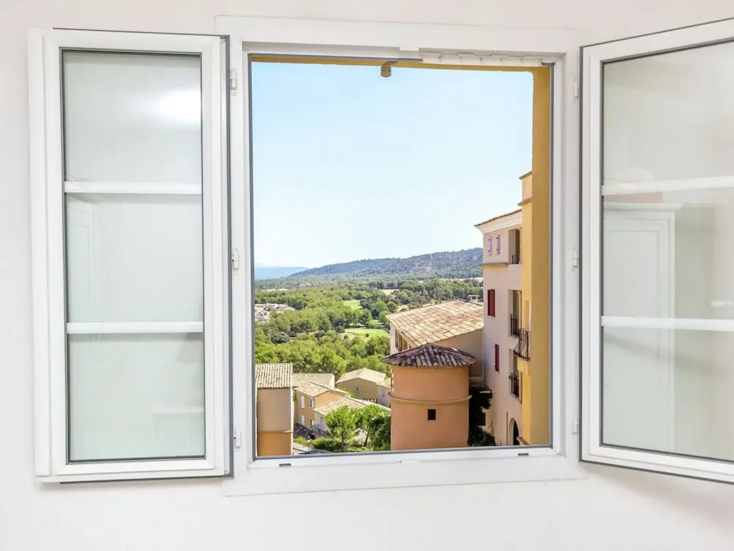 Charming Apartment in Mallemort with Swimming Pool