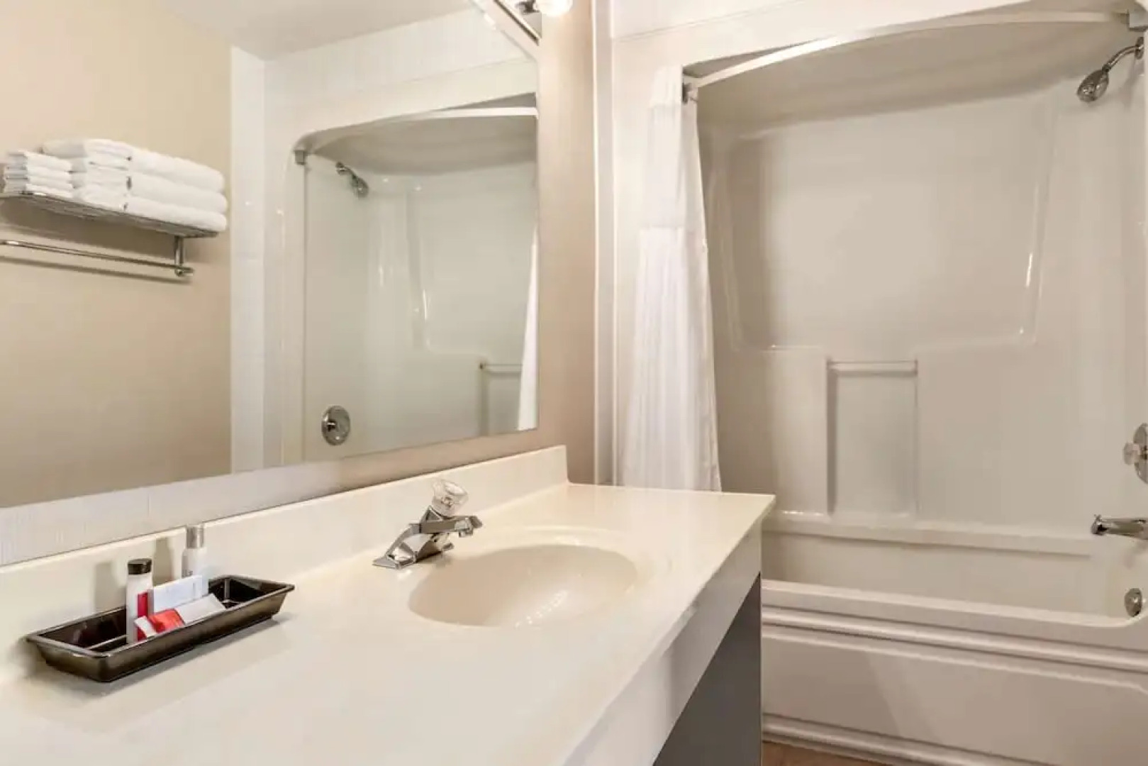 Travelodge Kingston LaSalle Hotel