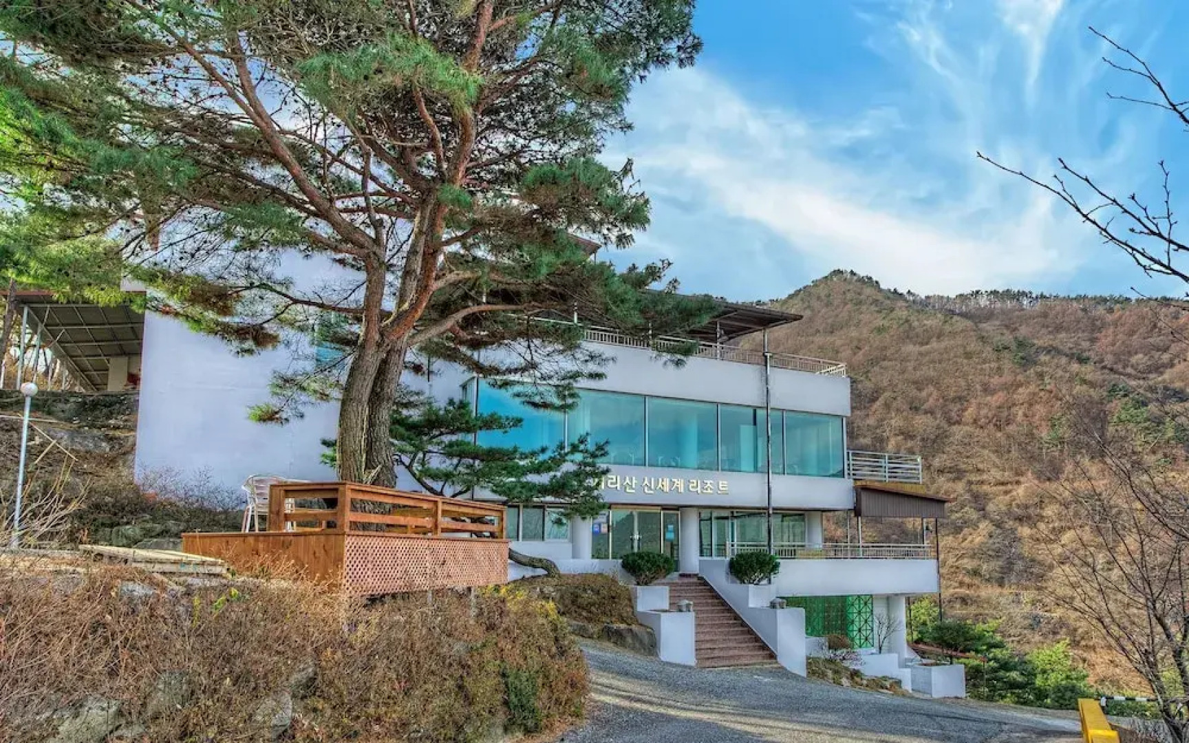 Sancheong Sinsegye Jirisan Resort