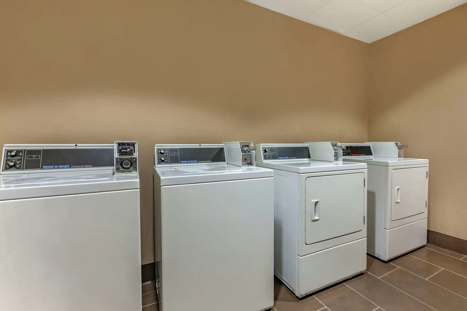 Holiday Inn Express & Suites Milwaukee Nw Park Place by IHG