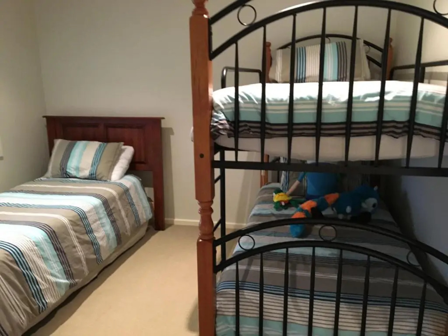 Grand Escape McKenzie - solar heated Pool, WiFi, Netflix, 5 bdrm, 4bthrm