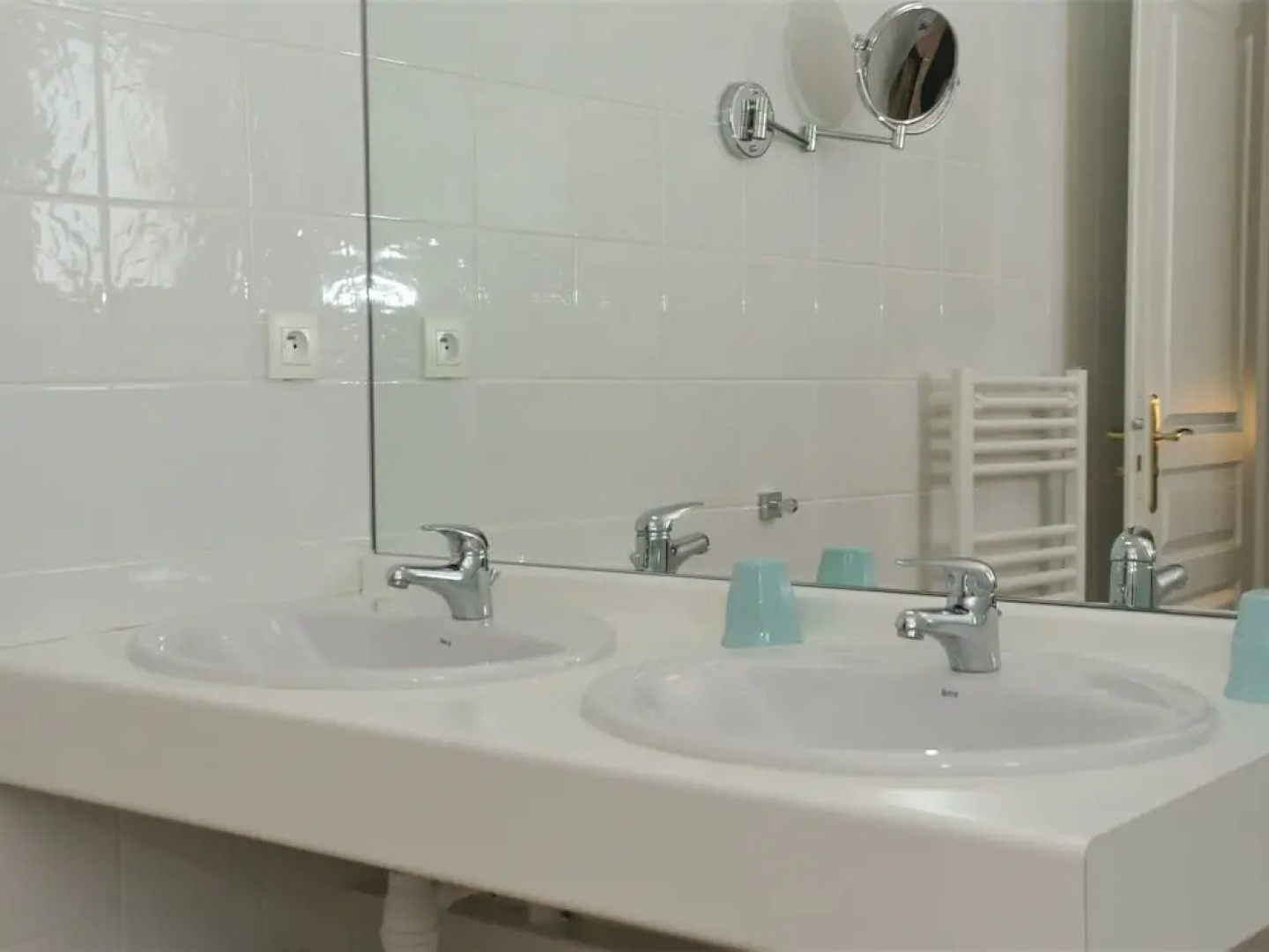 Modern Villa in Saumane-de-Vaucluse with Swimming Pool