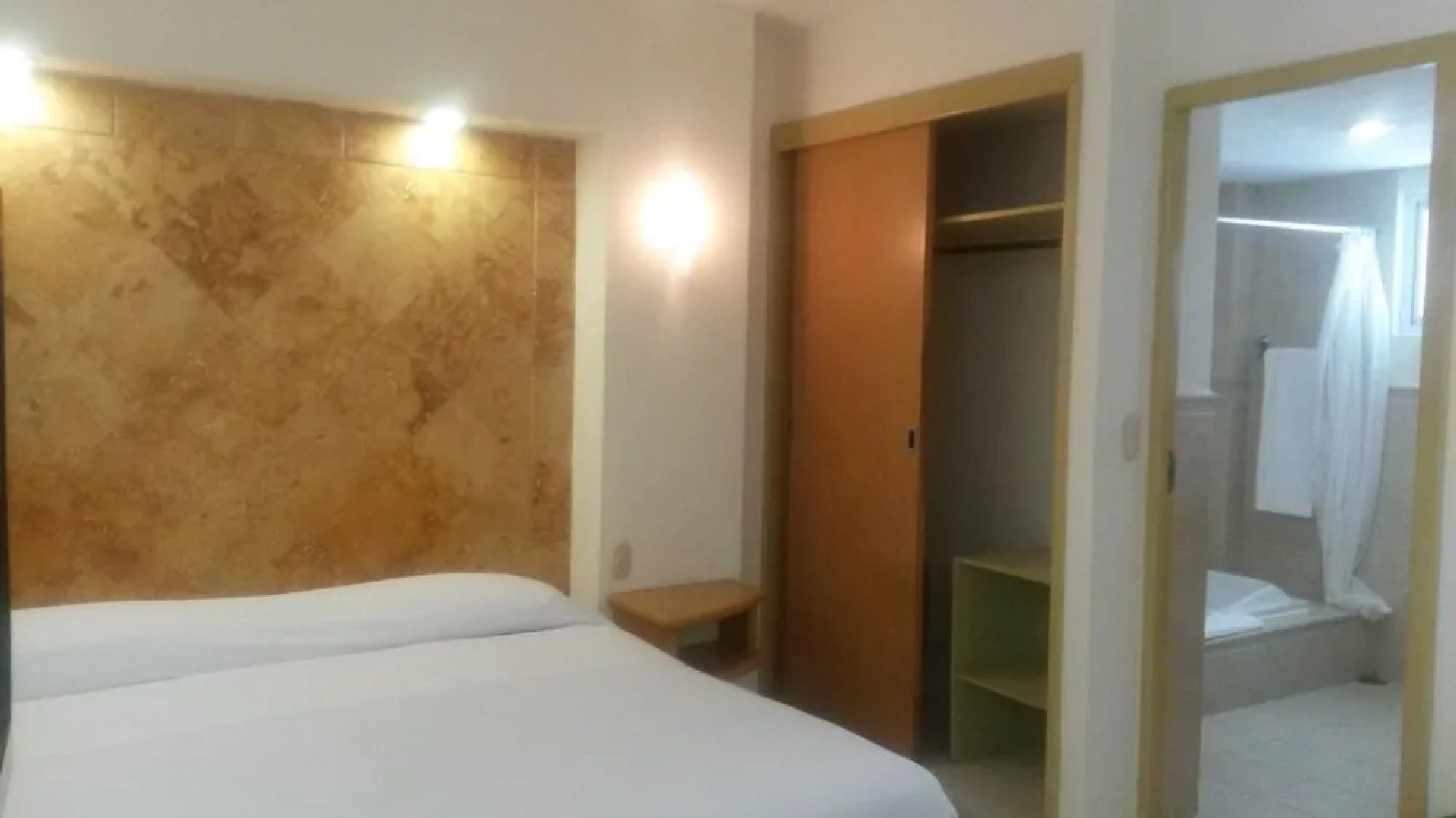 Angeles Suites Hotel