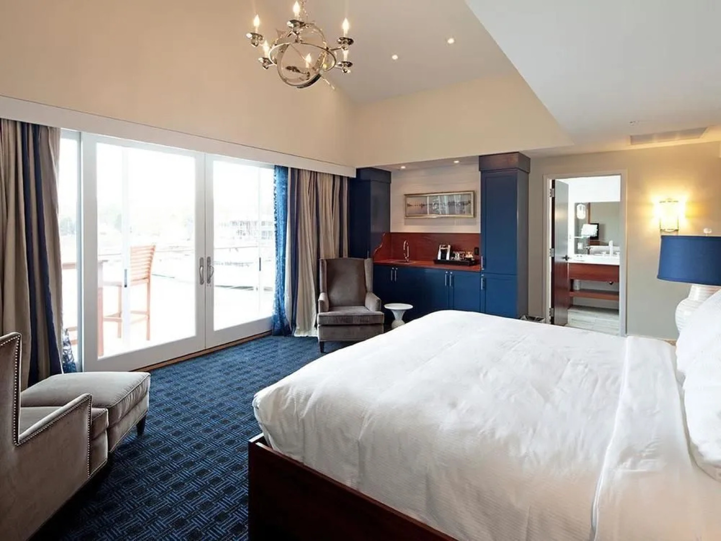 The Boathouse Waterfront Hotel & Marina