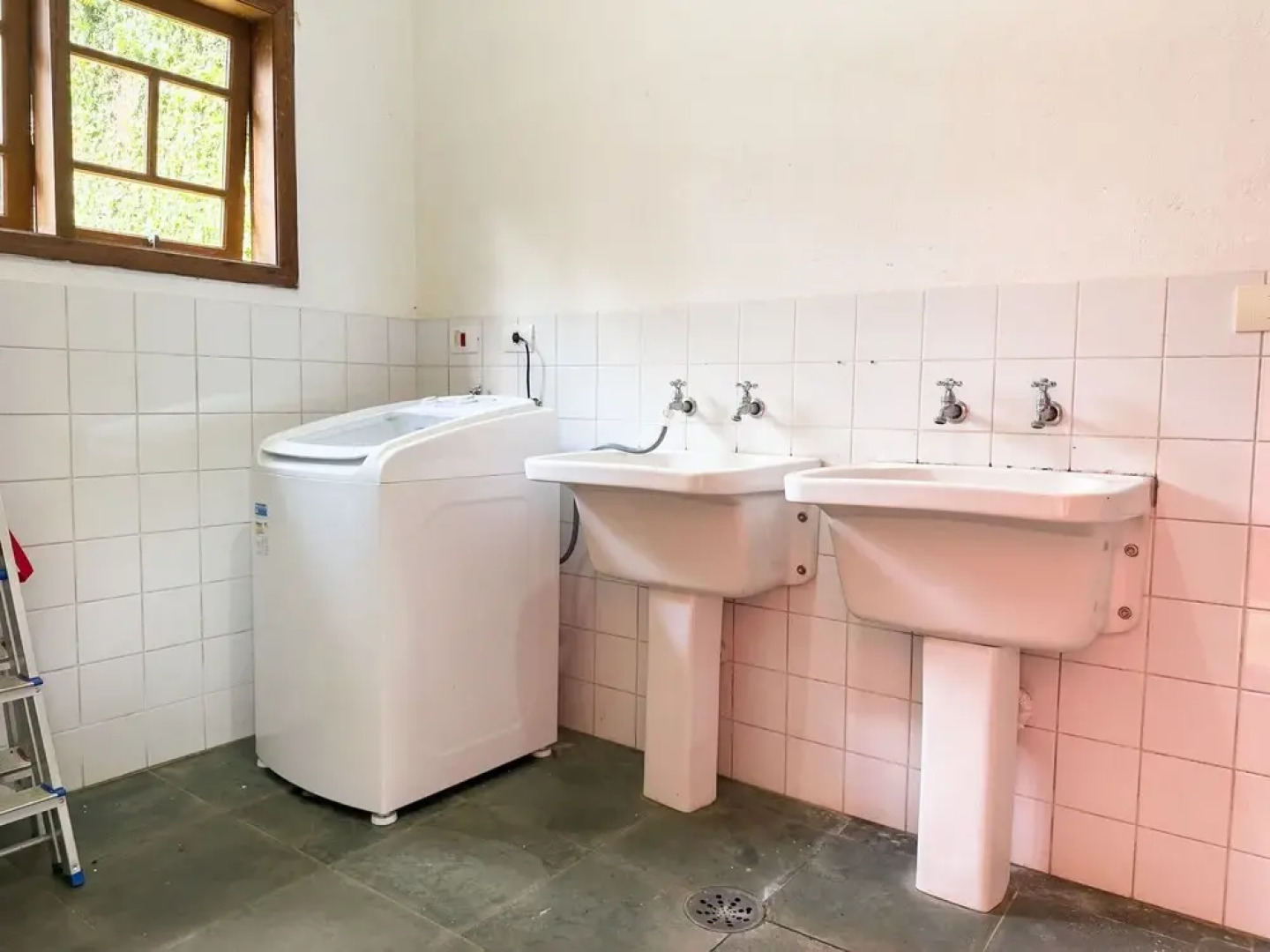 Casa com Piscina Privativa e Natureza – Granja Viana, São Paulo